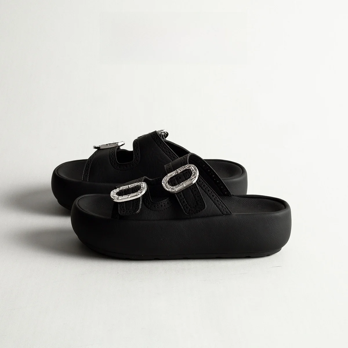 Women's Summer Thick Bottom Sandals Genuine Leather Diamond Buckle Flat Sandals Floral Carving Fashion Beach Birkenstocks
Women's Summer Thick Bottom Sandals Genuine Leather Diamond Buckle Flat Sandals Floral Carving Fashion Beach Birkenstocks