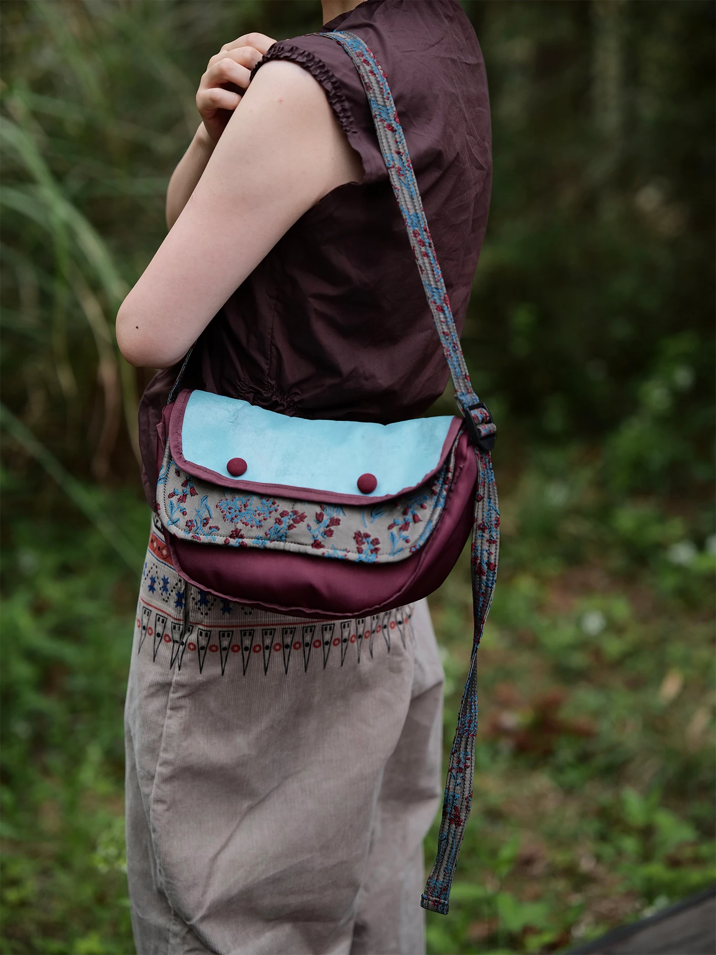 Original Design Lightweight Crossbody Bag Women's Moon Shape Wine Red Commuting Bag Fashionable Minimalist Style Handbag
Original Design Lightweight Crossbody Bag Women's Moon Shape Wine Red Commuting Bag Fashionable Minimalist Style Handbag