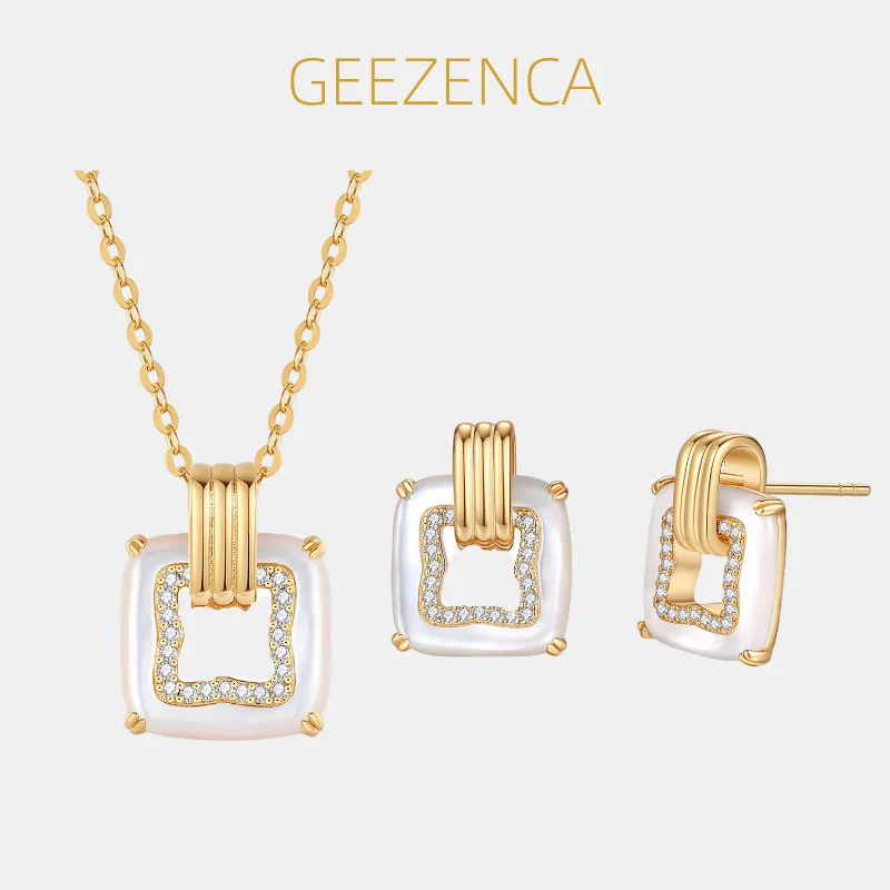 GEEZENCA стерлингового серебра 925 пробы, белая ракушка, полый квадратный кулон, ожерелье и серьги для женщин, модный комплект ювелирных изделий в стиле минимализм
GEEZENCA стерлингового серебра 925 пробы, белая ракушка, полый квадратный кулон, ожерелье и серьги для женщин, модный комплект ювелирных изделий в стиле минимализм