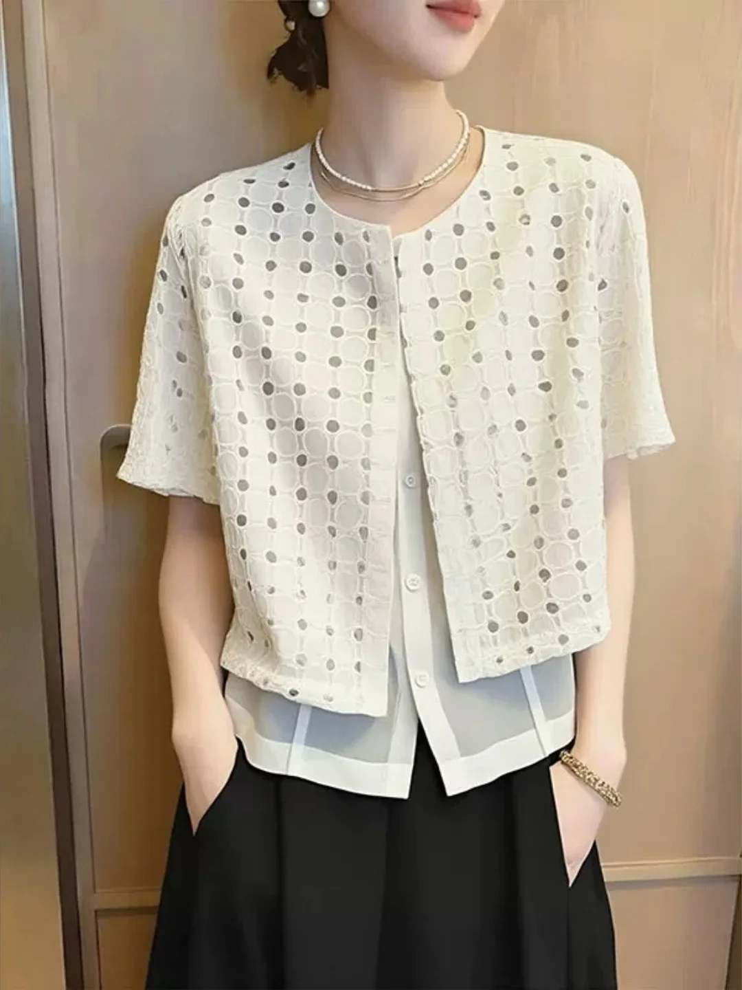 2026 Summer New Stylish Short Sleeve Shirt Commute Versatile Design Slimming Effectiveness Korean Style Straight Cut Silk Top
2026 Summer New Stylish Short Sleeve Shirt Commute Versatile Design Slimming Effectiveness Korean Style Straight Cut Silk Top