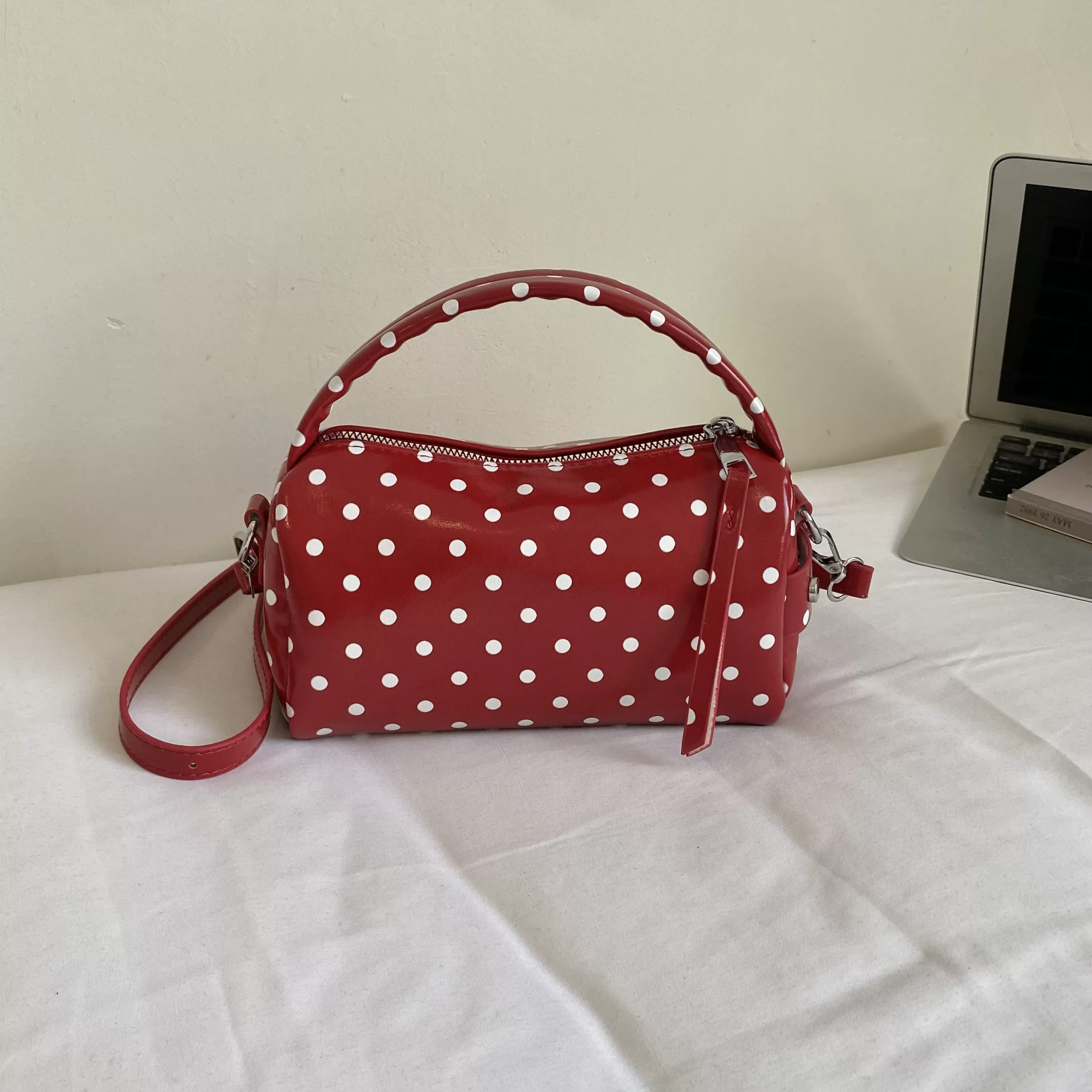 Retro Red Polka Dot Handbag Autumn Niche Light Luxury PU Leather Crossbody Bags Women's Casual Simple Commuter One Shoulder Bag
Retro Red Polka Dot Handbag Autumn Niche Light Luxury PU Leather Crossbody Bags Women's Casual Simple Commuter One Shoulder Bag