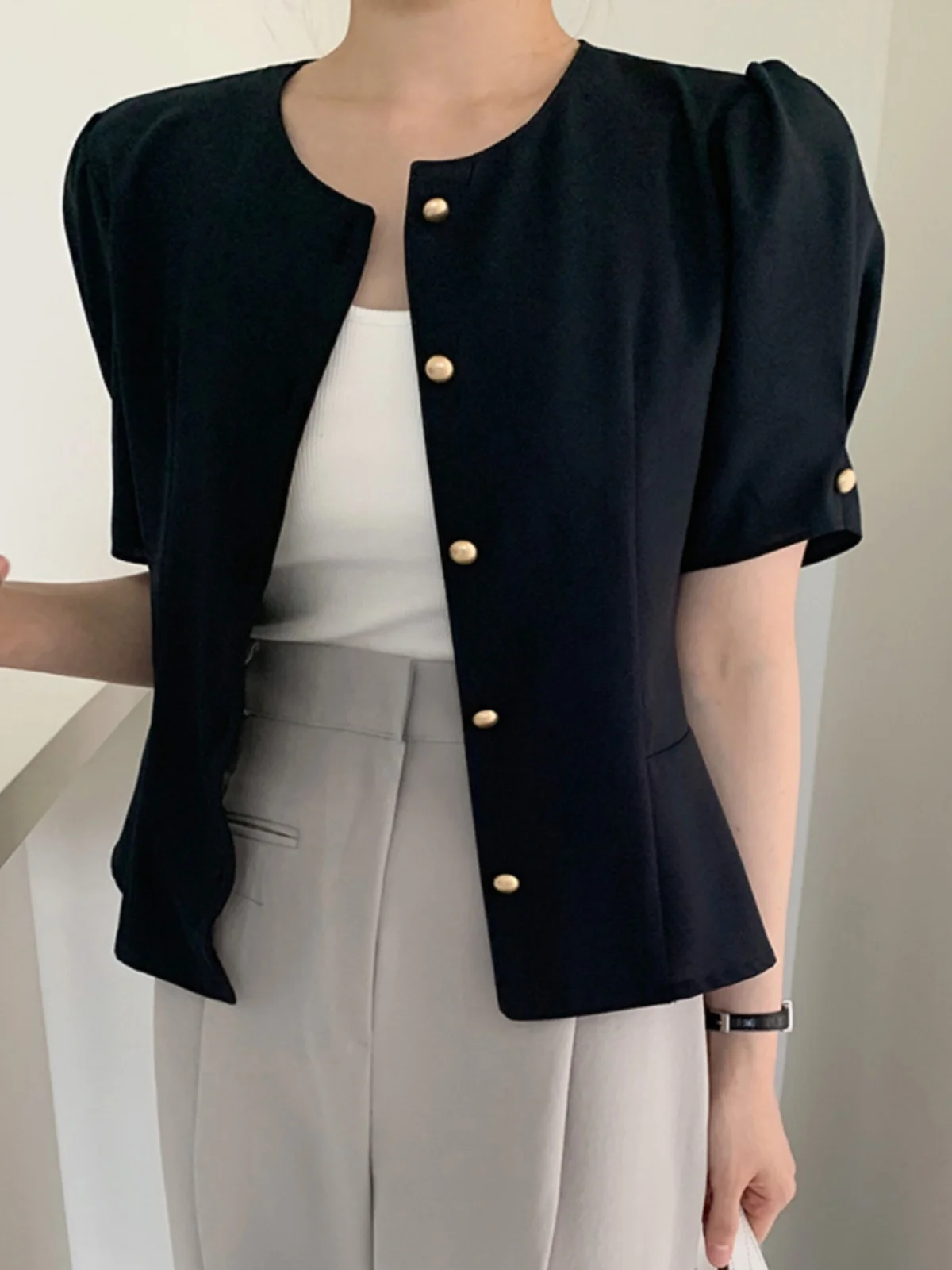 Chic Retro Women's irt Ruffle Hem ort Waist Cinched Bubble Sve Single Button up Top Korean Sle Loose Fit round Ne
Chic Retro Women's irt Ruffle Hem ort Waist Cinched Bubble Sve Single Button up Top Korean Sle Loose Fit round Ne