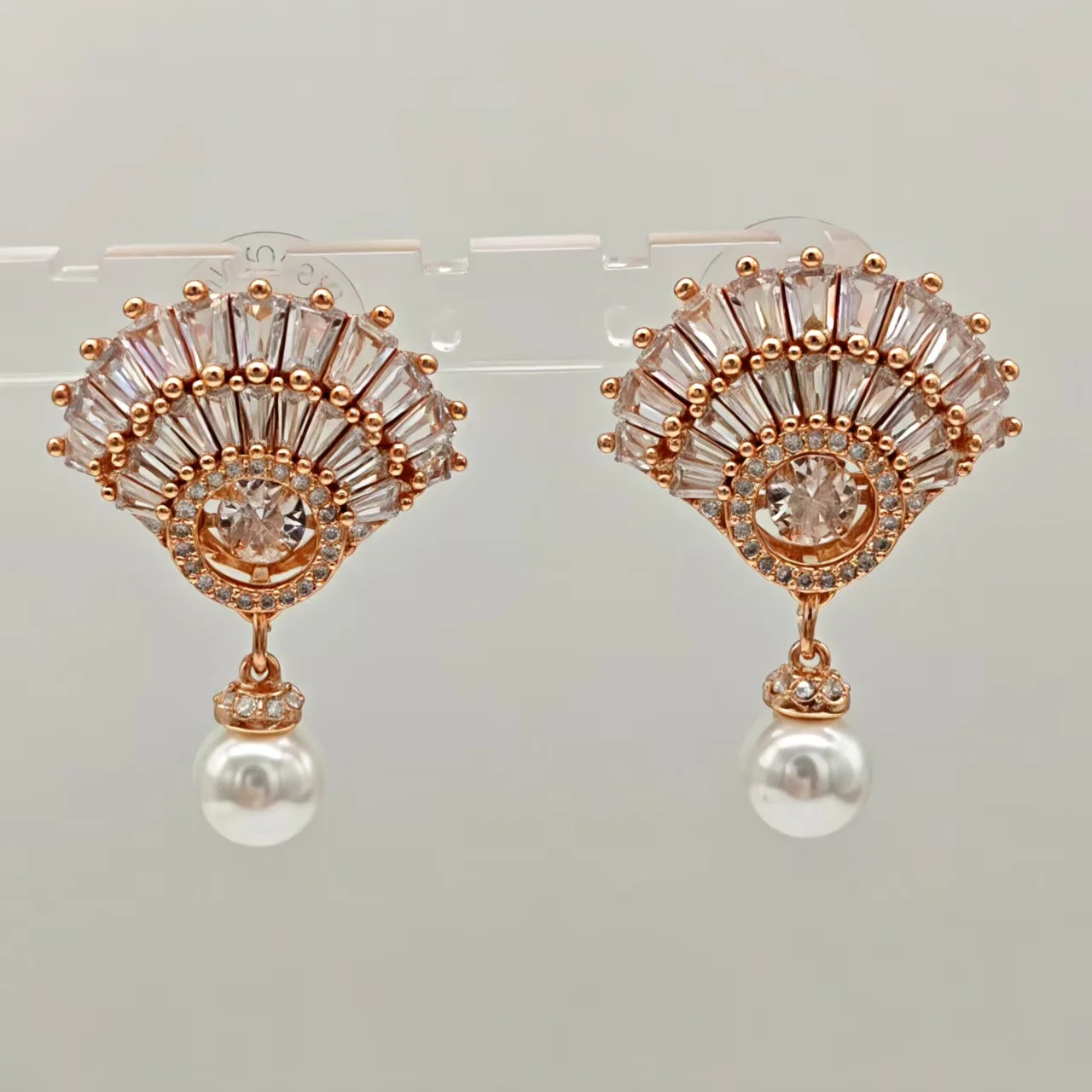 Fan shaped Sunflower Dynamic Crystal Shell like Earrings and Pendants
Fan shaped Sunflower Dynamic Crystal Shell like Earrings and Pendants