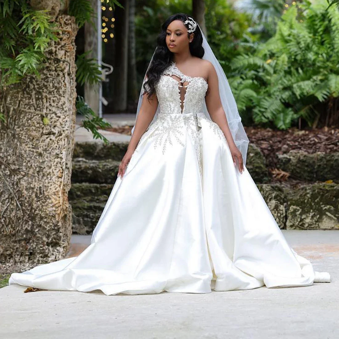 Customized One Shoulder Mermaid Wedding Dress With Detachable Train Robe De Mariée African Rhinestones Beads Bridal Gowns
Customized One Shoulder Mermaid Wedding Dress With Detachable Train Robe De Mariée African Rhinestones Beads Bridal Gowns