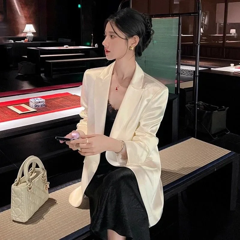 Women Outerwear for Spring and Summer 2025 New Flowing Satin Suit Light Luxury High-end Loose top Temperament Slimming Outerwear
Women Outerwear for Spring and Summer 2025 New Flowing Satin Suit Light Luxury High-end Loose top Temperament Slimming Outerwear