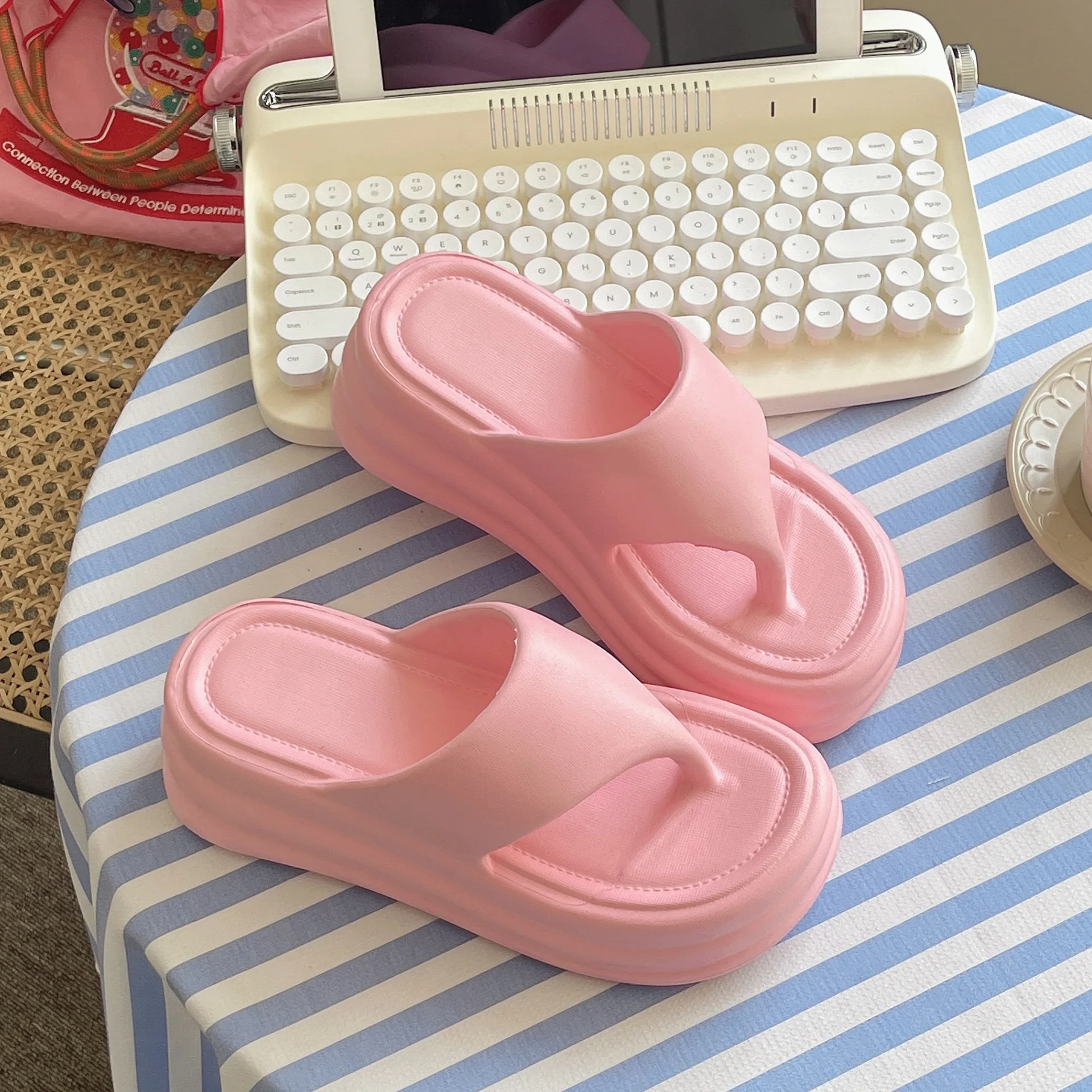 Evshine High Quality Women's Summer Slippers Fashion EVA Thick Sole Female Flip-Flops Indoor Home Sandals Outdoor Beach Shoes
Evshine High Quality Women's Summer Slippers Fashion EVA Thick Sole Female Flip-Flops Indoor Home Sandals Outdoor Beach Shoes