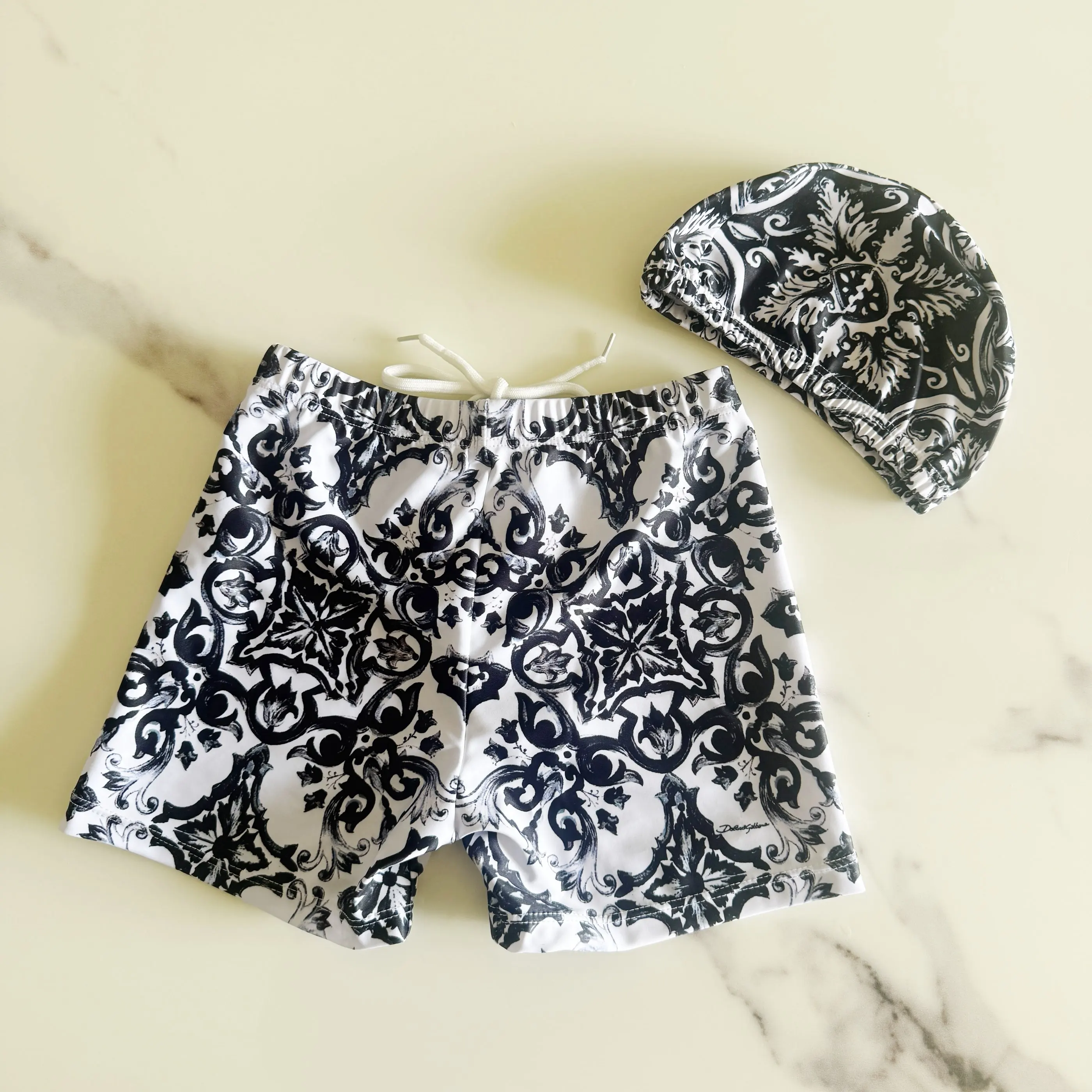 Новые плавки для мальчиков 2026 года, черные плавки с цветочным принтом, пляжные шорты для малышей 1-12 лет, для плавания в горячих источниках
Новые плавки для мальчиков 2026 года, черные плавки с цветочным принтом, пляжные шорты для малышей 1-12 лет, для плавания в горячих источниках