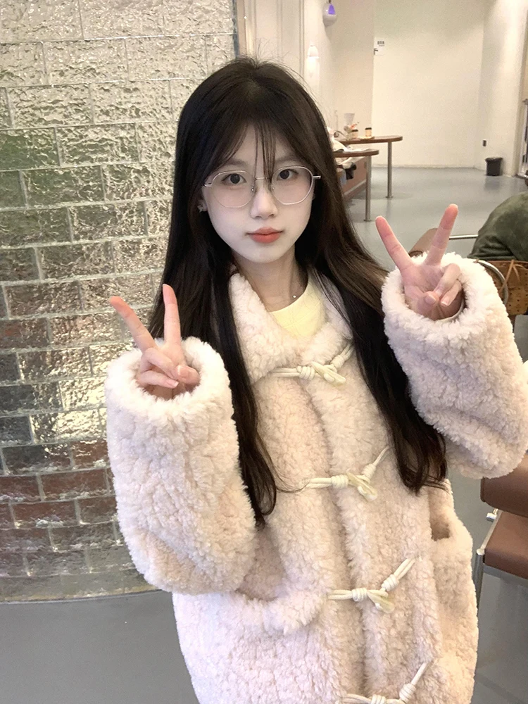 Милое женское зимнее пальто из овчины малого размера, новое, на пуговицах, с кожаными вставками, утепленное, с длинными рукавами, отложным воротником
Милое женское зимнее пальто из овчины малого размера, новое, на пуговицах, с кожаными вставками, утепленное, с длинными рукавами, отложным воротником