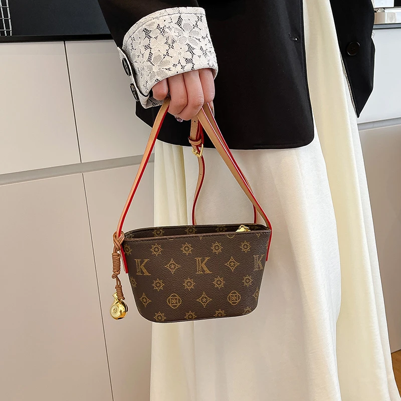 Модная модная мини-сумка-кошелек для женщин, шикарная прогулка с простым буквенным логотипом и кожаным материалом премиум-класса
Модная модная мини-сумка-кошелек для женщин, шикарная прогулка с простым буквенным логотипом и кожаным материалом премиум-класса