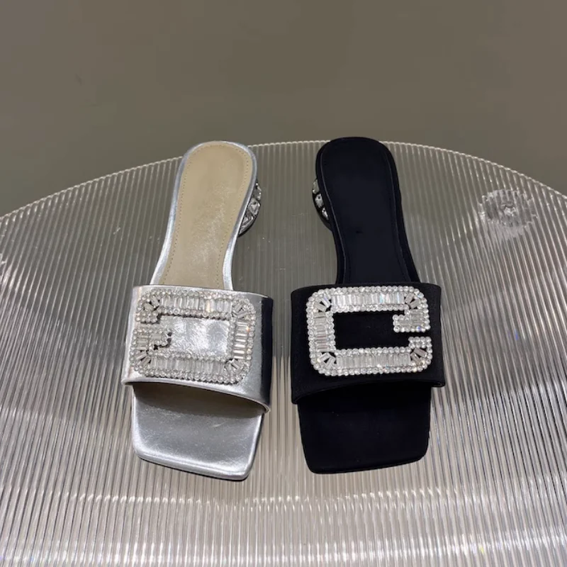 Новые блестящие квадратные стразы, роскошные элегантные дизайнерские женские сандалии на массивном каблуке, модные сексуальные удобные женские тапочки на плоской подошве с открытой пяткой
Новые блестящие квадратные стразы, роскошные элегантные дизайнерские женские сандалии на массивном каблуке, модные сексуальные удобные женские тапочки на плоской подошве с открытой пяткой