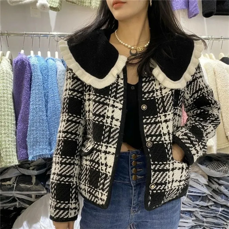 Plus Velvet Thickened Small Fragrance Style 2025 New Winter Women Fashion Small Short Doll Collar Black and White Checkered Coat
Plus Velvet Thickened Small Fragrance Style 2025 New Winter Women Fashion Small Short Doll Collar Black and White Checkered Coat