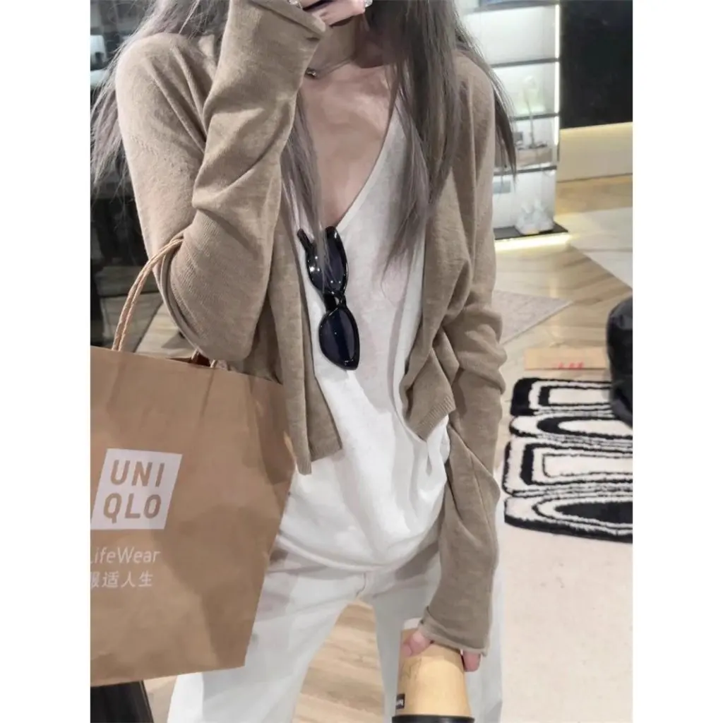 Women's Korean Style Lightweight Knitted Cardigan Casual Lazy Style Spring Blouse Sun Protection Loose Top Simple Design
Women's Korean Style Lightweight Knitted Cardigan Casual Lazy Style Spring Blouse Sun Protection Loose Top Simple Design