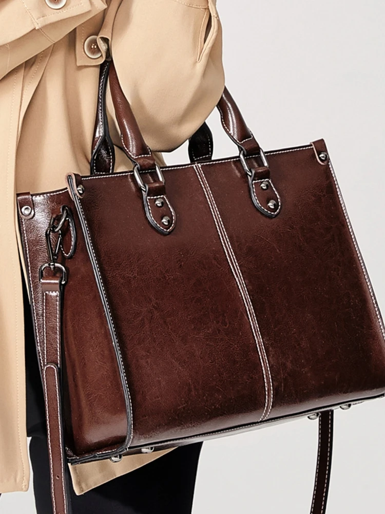 LVSANTEL Гонконгская женская сумка, новинка 2025, масляная восковая сумка из натуральной кожи, универсальная сумка, повседневная простая сумка из полиэстера
LVSANTEL Гонконгская женская сумка, новинка 2025, масляная восковая сумка из натуральной кожи, универсальная сумка, повседневная простая сумка из полиэстера