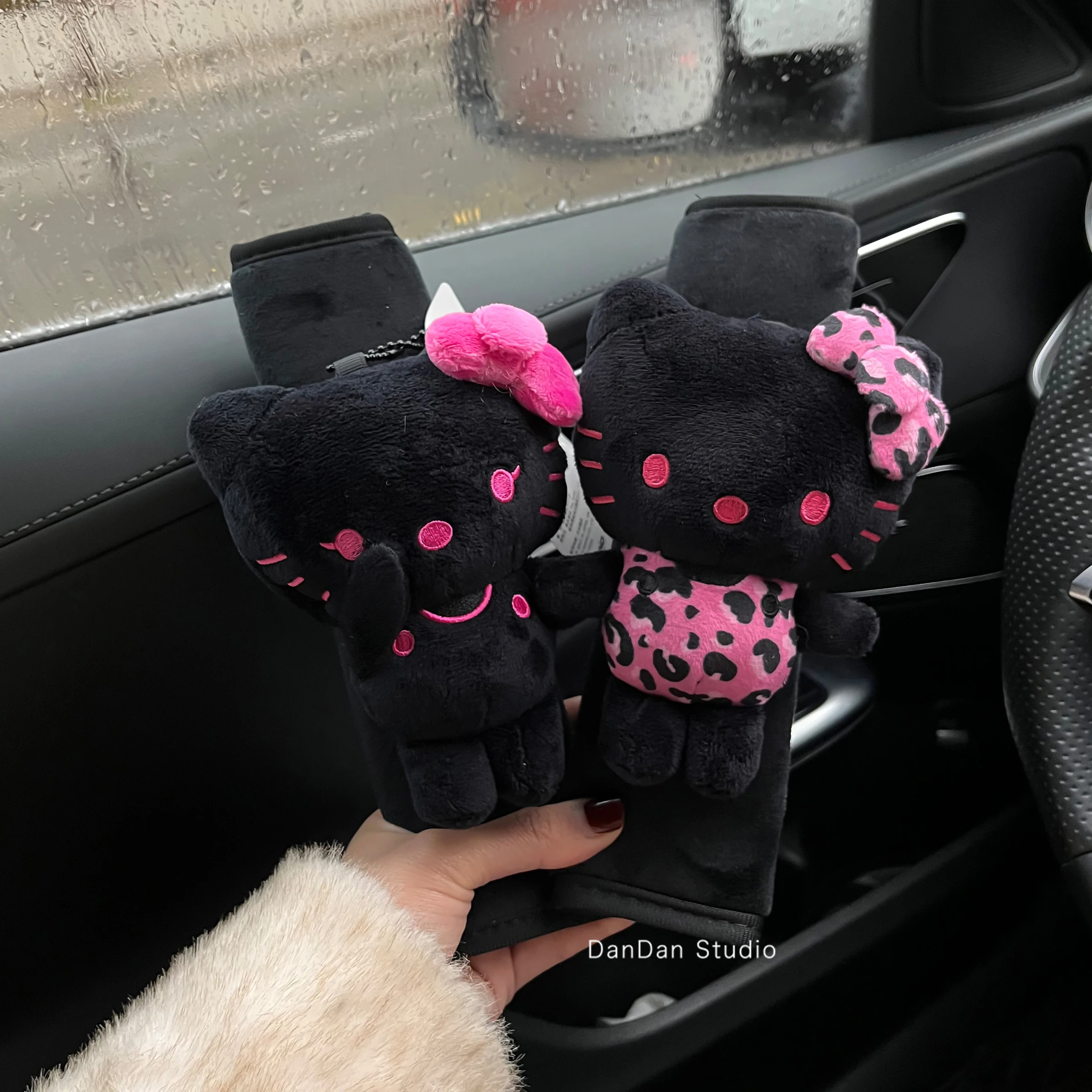 Black Pink Hello Kitty Car Seat Belt Safety Belt Shoulder Cover Soft Plush Protection Seat Belt Padding Pad Interior Accessories
Black Pink Hello Kitty Car Seat Belt Safety Belt Shoulder Cover Soft Plush Protection Seat Belt Padding Pad Interior Accessories
