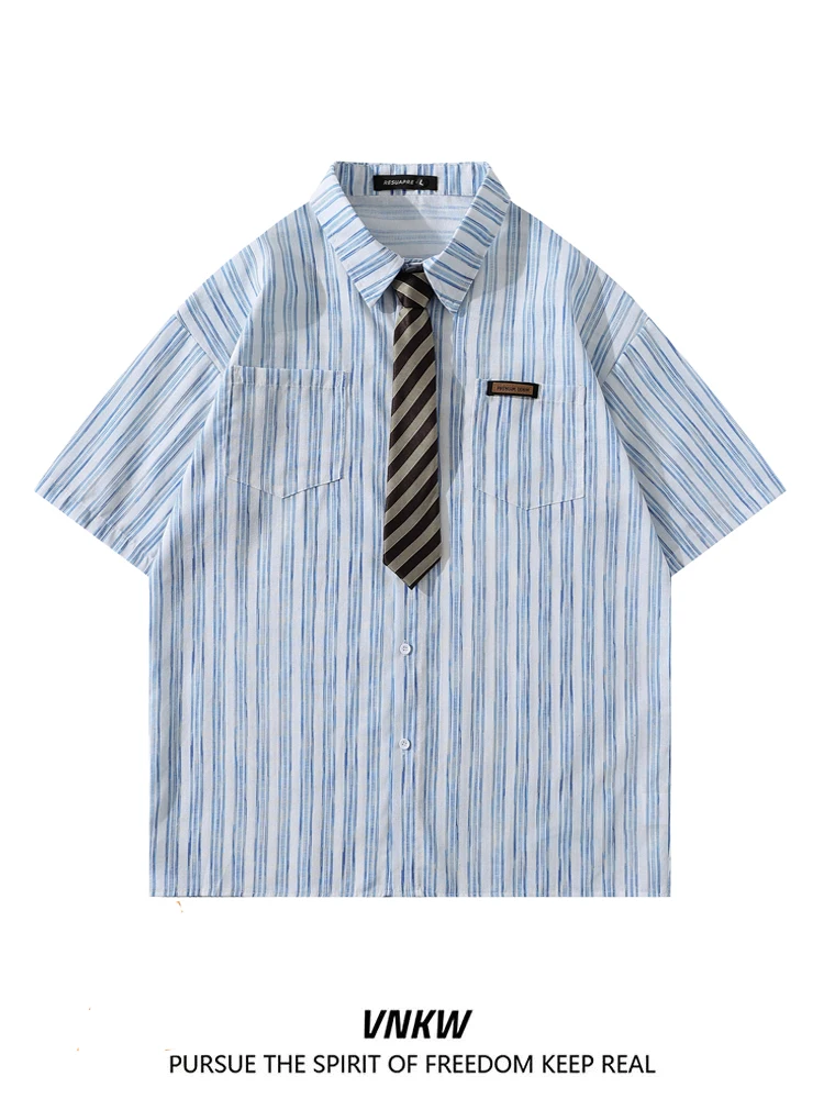 Легкая хлопковая рабочая одежда для мужчин, повседневная, с вертикальными полосками, в американском студенческом стиле, с галстуком для пар, летняя, свободного кроя.
Легкая хлопковая рабочая одежда для мужчин, повседневная, с вертикальными полосками, в американском студенческом стиле, с галстуком для пар, летняя, свободного кроя.