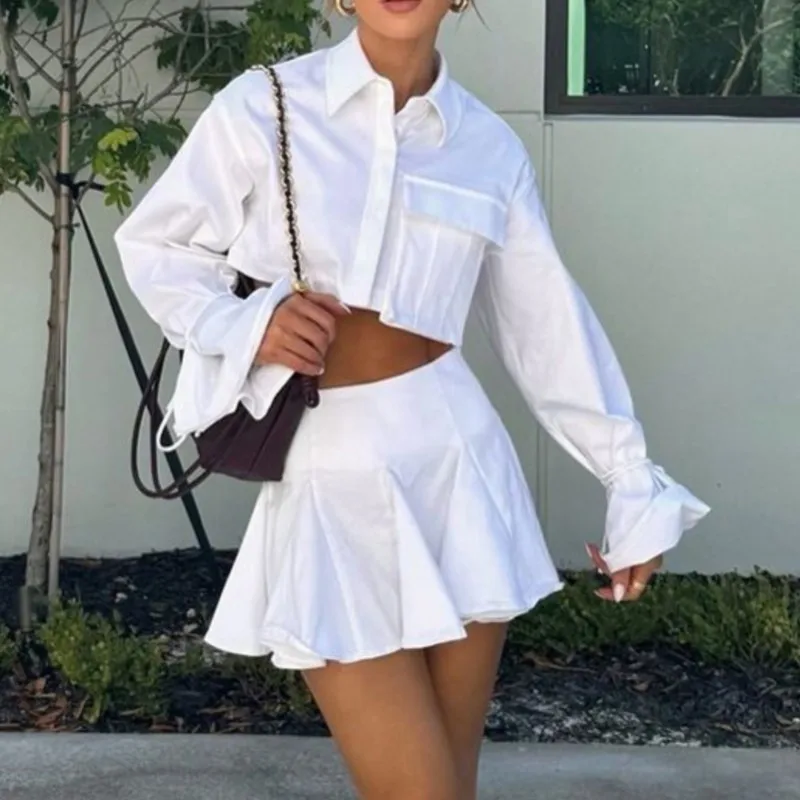 Осенняя мода 2025 года, свободный белый комплект из 2 предметов для женщин, элегантная укороченная рубашка с длинными рукавами и плиссированной мини-юбкой с высокой талией
Осенняя мода 2025 года, свободный белый комплект из 2 предметов для женщин, элегантная укороченная рубашка с длинными рукавами и плиссированной мини-юбкой с высокой талией