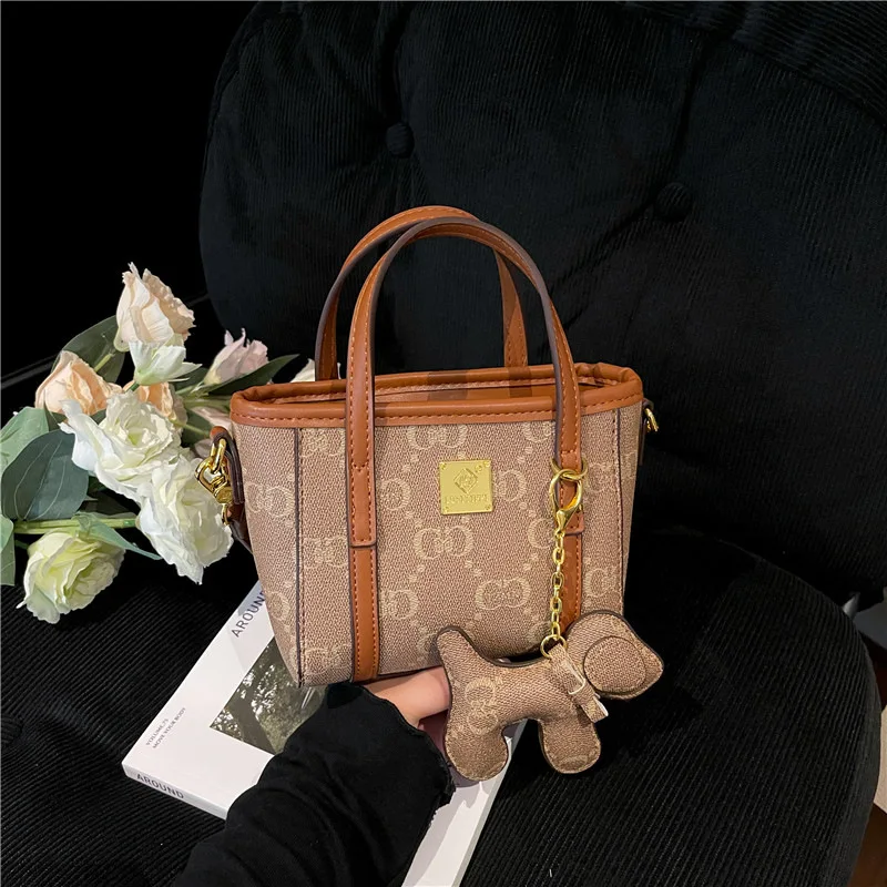 Винтажная сумка-ведро 2025 года — женская сумка через плечо/плечо/ручная многосторонняя сумка, легкая модная сумка, маленькая дизайнерская сумка
Винтажная сумка-ведро 2025 года — женская сумка через плечо/плечо/ручная многосторонняя сумка, легкая модная сумка, маленькая дизайнерская сумка