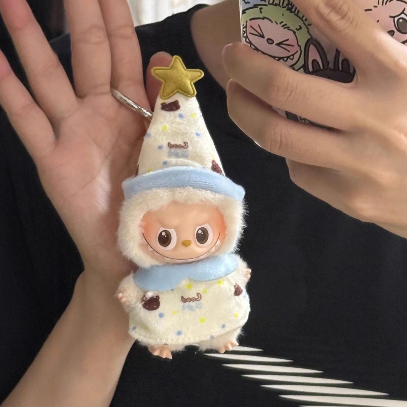 Новая популярная одежда Mini Labubu4.0, супер милый пижамный комплект со звездной шляпой, маленький, изысканный, простой и универсальный
Новая популярная одежда Mini Labubu4.0, супер милый пижамный комплект со звездной шляпой, маленький, изысканный, простой и универсальный