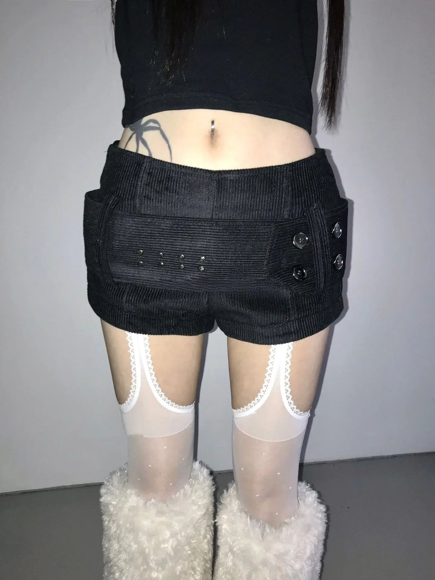 Retro corduroy casual shorts women spring New style rivet decorations Cute cool and bold girl's outerwear Slimming hot pants Y2K
Retro corduroy casual shorts women spring New style rivet decorations Cute cool and bold girl's outerwear Slimming hot pants Y2K