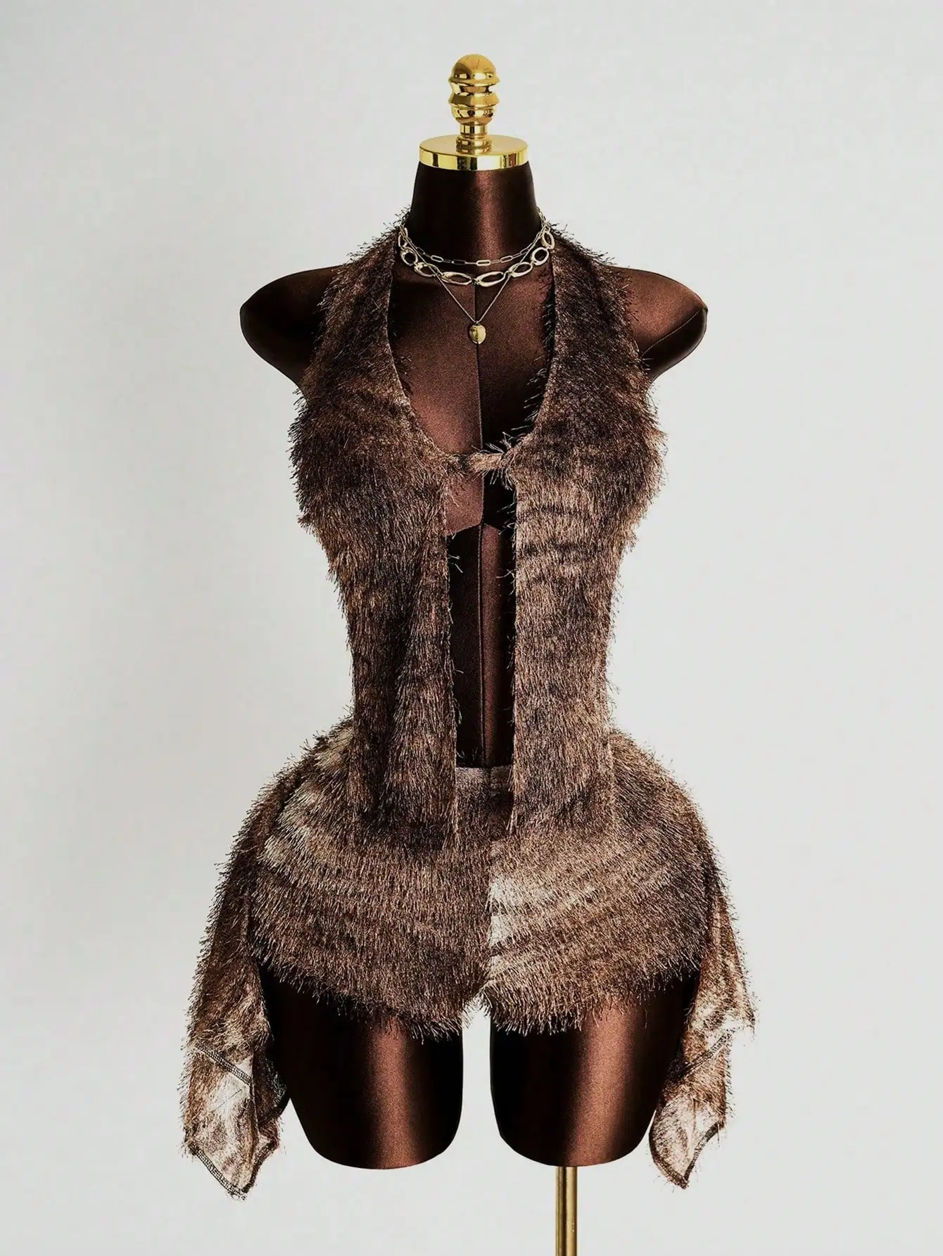 Пушистый коричневый комплект из топа-халтера и шорт с животным принтом для вечеринок и повседневной носки
Пушистый коричневый комплект из топа-халтера и шорт с животным принтом для вечеринок и повседневной носки