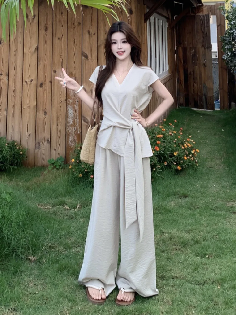 plus Size Women's Fashionable V-Neck Tank Top And Casual Pants Two-Piece Set Breathable Comfortable Summer Outfit
plus Size Women's Fashionable V-Neck Tank Top And Casual Pants Two-Piece Set Breathable Comfortable Summer Outfit