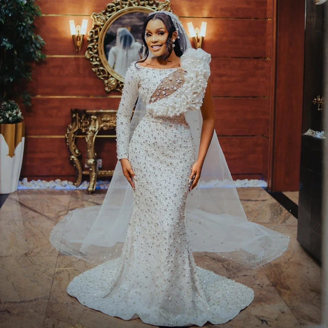 Customized One Long Sleeves Shinny Handwork Crystals Pearls Wedding Dress Robe De Mariée Luxury Arabic Bridal Gowns
Customized One Long Sleeves Shinny Handwork Crystals Pearls Wedding Dress Robe De Mariée Luxury Arabic Bridal Gowns