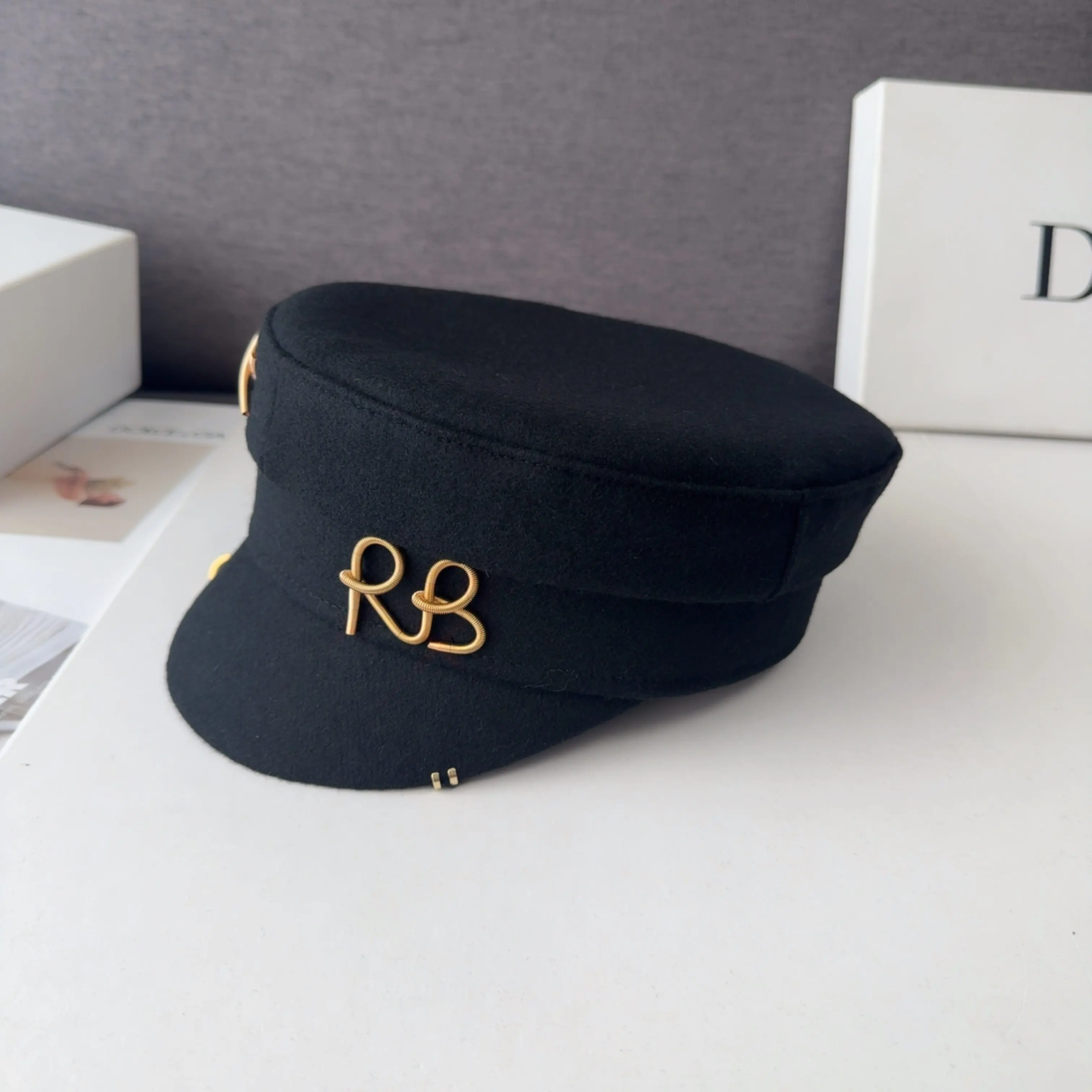 Новая зимняя дизайнерская кепка-новинка с вышивкой, теплая плоская кепка, повседневная кепка-горошок 2026, дизайнерские кепки-козырьки, темно-синие шляпы
Новая зимняя дизайнерская кепка-новинка с вышивкой, теплая плоская кепка, повседневная кепка-горошок 2026, дизайнерские кепки-козырьки, темно-синие шляпы
