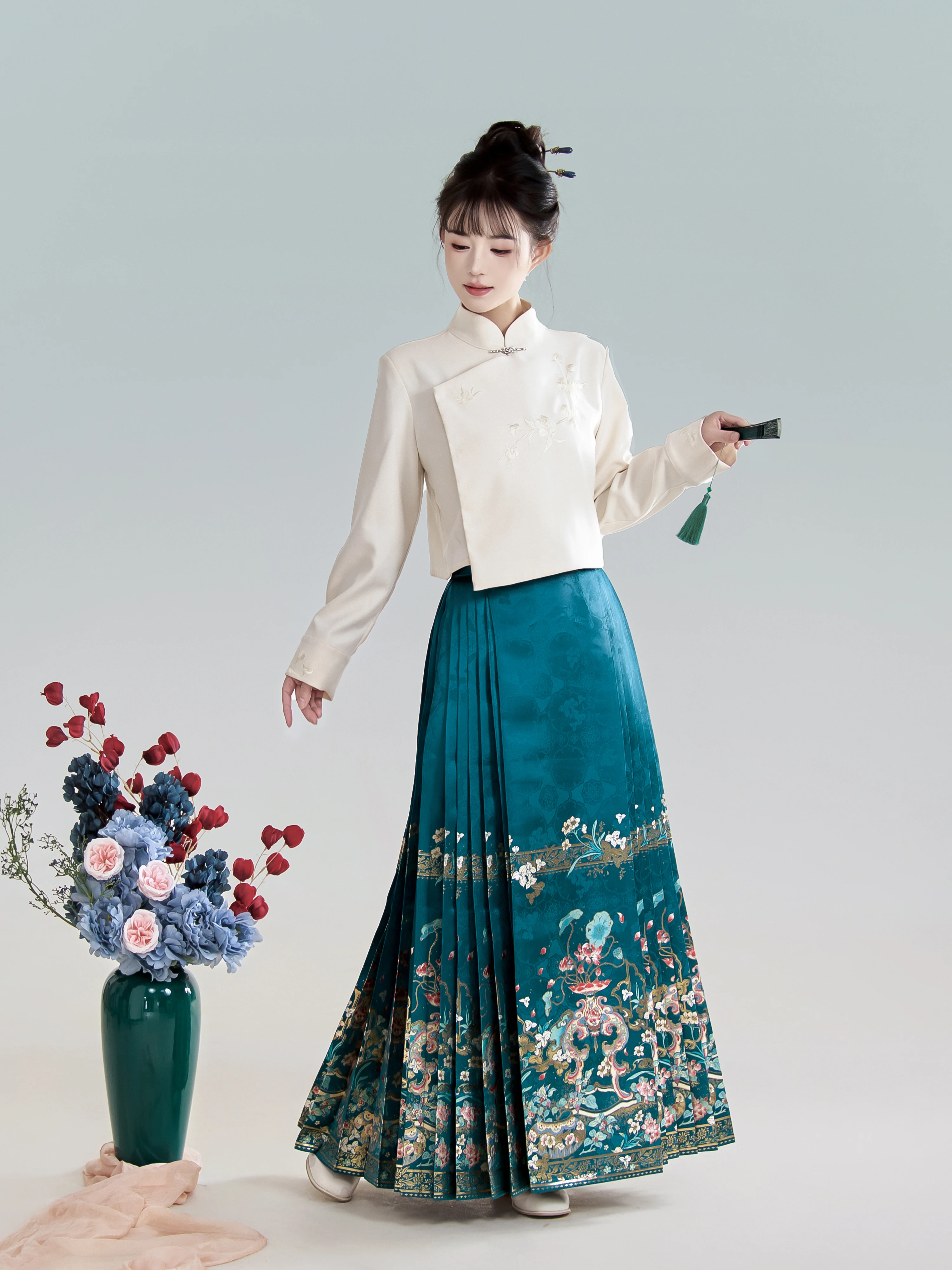Original Hanfu Ensemble Lanfenghua He Xiang Double Weave Silk Velvet Tail Skirt Set Floral Patterned Craft
Original Hanfu Ensemble Lanfenghua He Xiang Double Weave Silk Velvet Tail Skirt Set Floral Patterned Craft