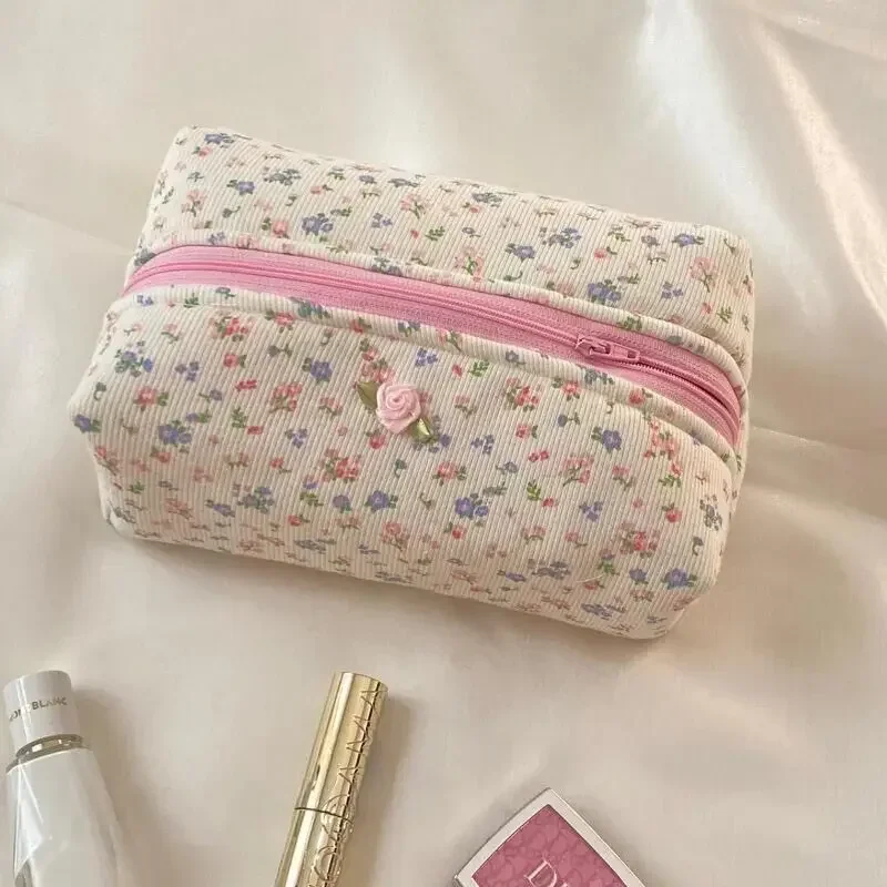 1 Piece Ins Fashion Makeup Case Elegant Simplicity Sweet Floral Lipstick Bag Portable Large Capacity Earphone Cable Storage Bag
1 Piece Ins Fashion Makeup Case Elegant Simplicity Sweet Floral Lipstick Bag Portable Large Capacity Earphone Cable Storage Bag