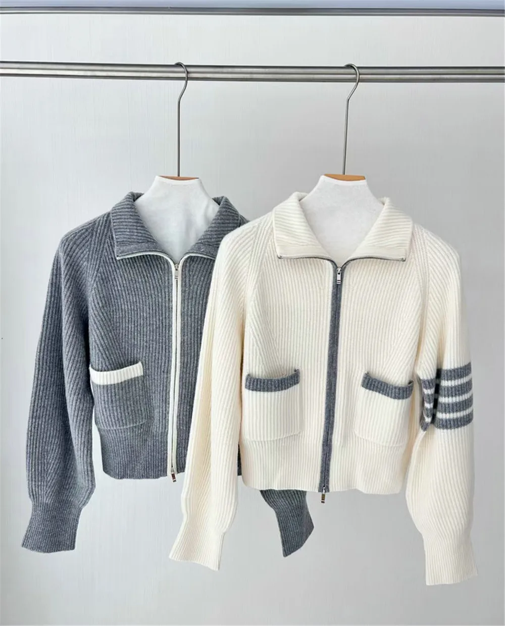 Women's Clothing 25 Autumn/winter New Lapel Collar Contrasting Color Long Sleeved Zipper Thick Woolen Knitted Cardigan Sweater
Women's Clothing 25 Autumn/winter New Lapel Collar Contrasting Color Long Sleeved Zipper Thick Woolen Knitted Cardigan Sweater