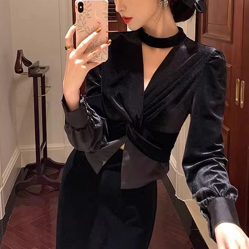 V-neck Gold Velvet Shirt Top Spring Autumn New Temperament Pleated Solid All-match Short Blouse Vintage Elegant Women Clothing
V-neck Gold Velvet Shirt Top Spring Autumn New Temperament Pleated Solid All-match Short Blouse Vintage Elegant Women Clothing