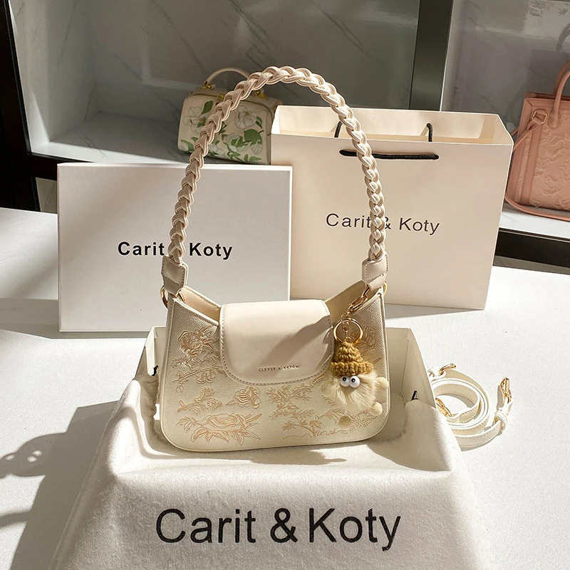 Сумка-багет в китайском стиле с тяжелой вышивкой, осенне-зимняя высококачественная сумка через плечо с цветовыми блоками.
Сумка-багет в китайском стиле с тяжелой вышивкой, осенне-зимняя высококачественная сумка через плечо с цветовыми блоками.