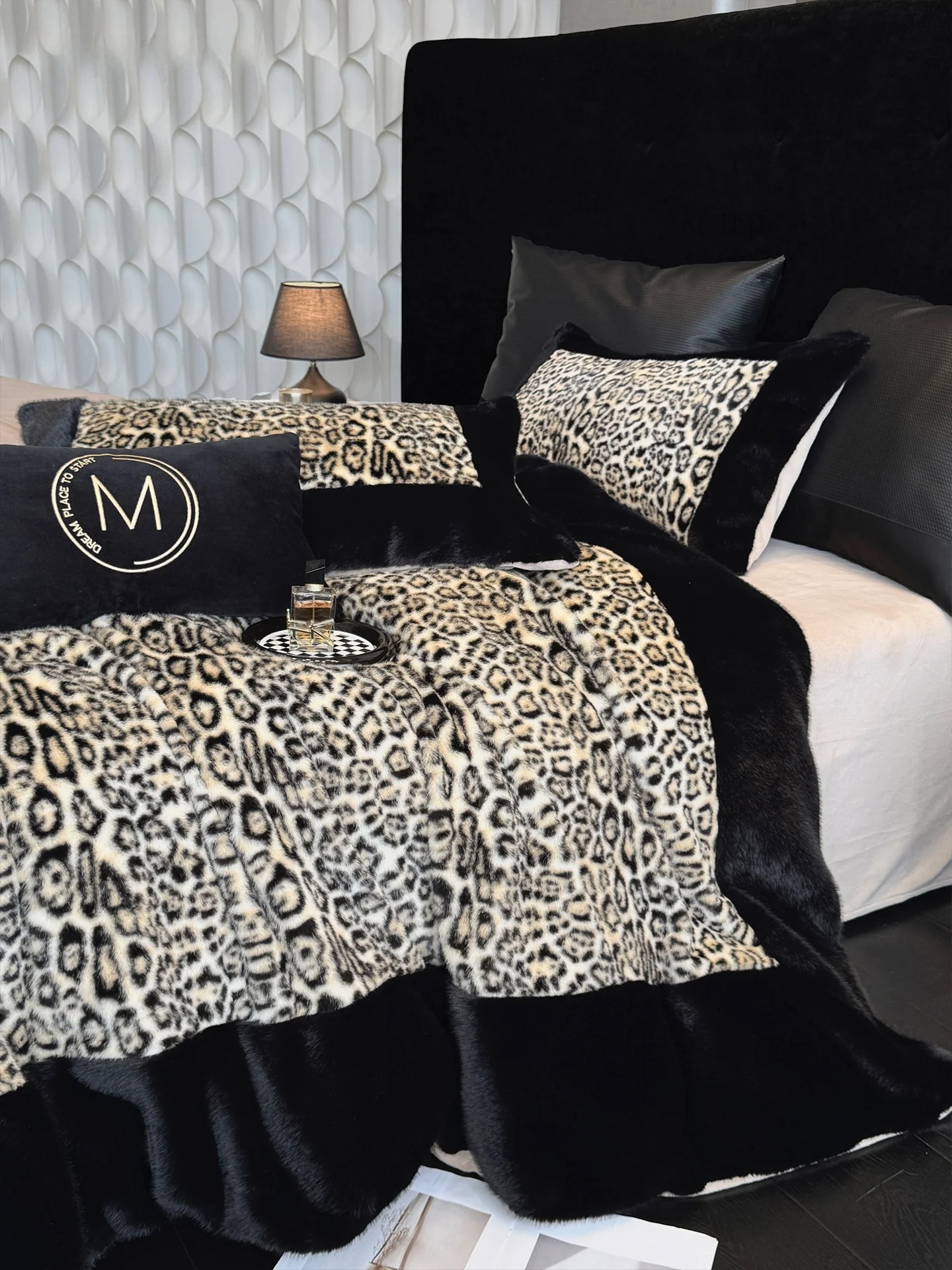 Thickened Milk Velvet Four-Piece Bedding Set Winter Warm Anti-Static Double-Sided Faux Gold Mink Coverlet Quilt
Thickened Milk Velvet Four-Piece Bedding Set Winter Warm Anti-Static Double-Sided Faux Gold Mink Coverlet Quilt