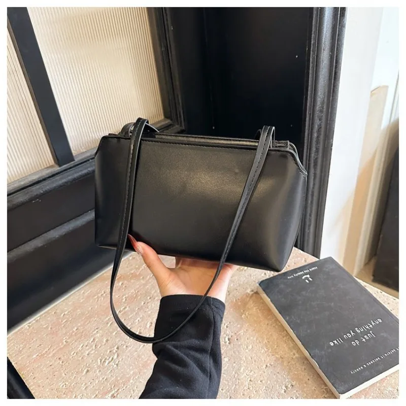 Simple Vintage Diaper Bag Women's High-End Backpack Stylish Casual Leather Handbag Fashionable Letter Logo
Simple Vintage Diaper Bag Women's High-End Backpack Stylish Casual Leather Handbag Fashionable Letter Logo