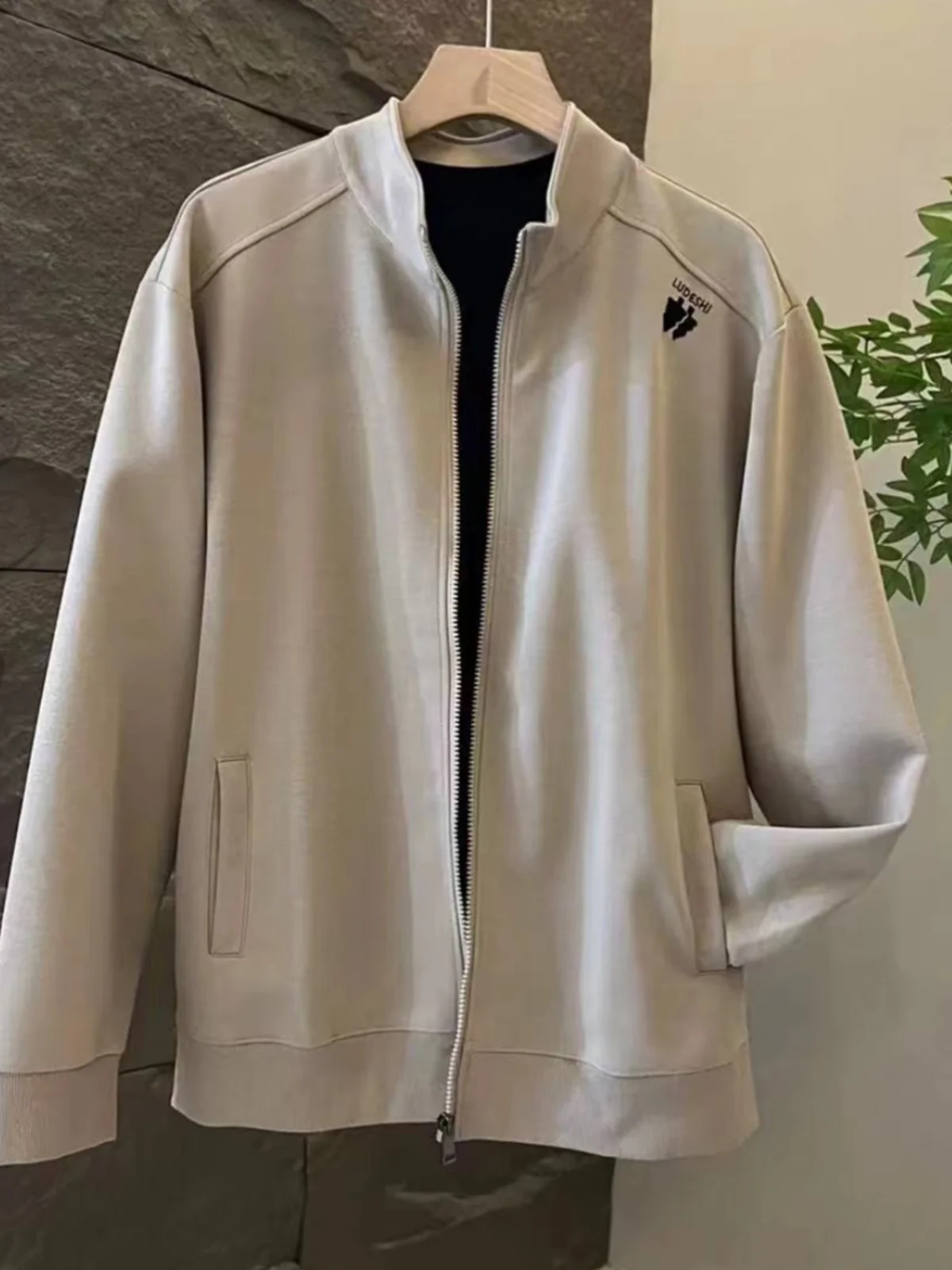 Spring Autumn Men's Faionable Embroidered Zipper Open Cardigan Sweatirt Luxury Versatile Color Stand Collar Jaet
Spring Autumn Men's Faionable Embroidered Zipper Open Cardigan Sweatirt Luxury Versatile Color Stand Collar Jaet