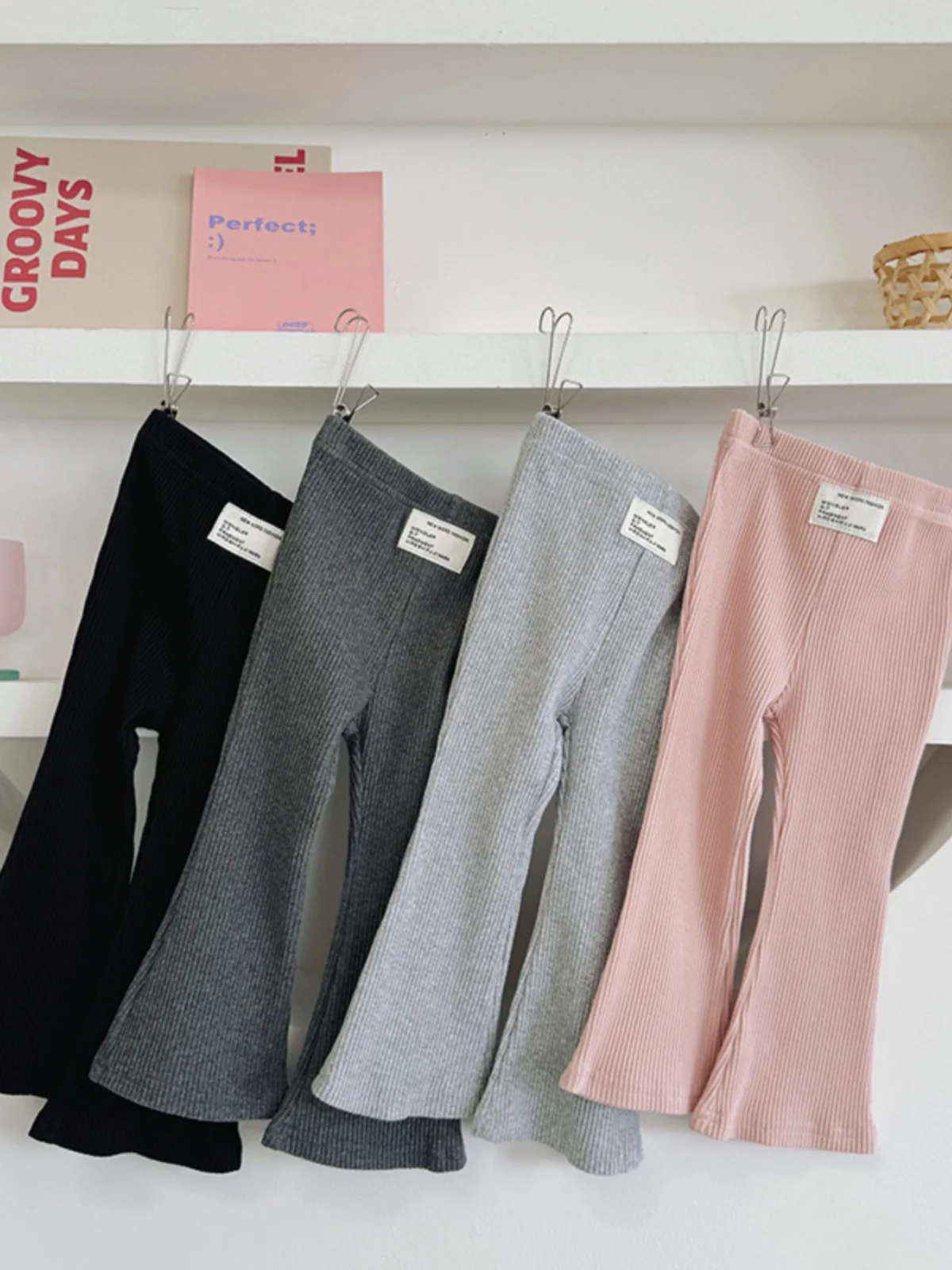 Корейские брюки-колокольчики для маленьких девочек, облегающие цветные базовые многослойные брюки, модное и слиповое весеннее новое поступление
Корейские брюки-колокольчики для маленьких девочек, облегающие цветные базовые многослойные брюки, модное и слиповое весеннее новое поступление