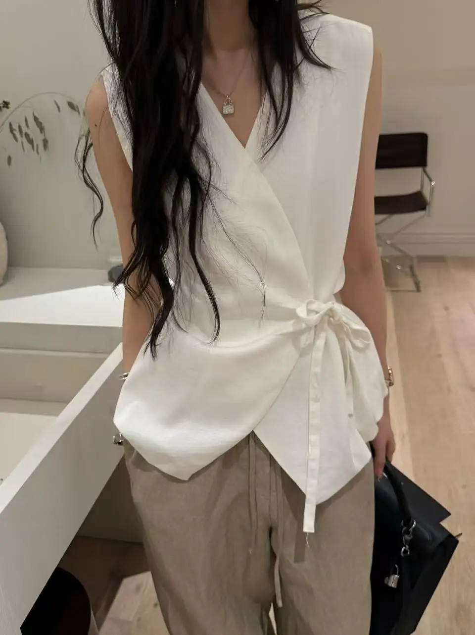 Korean Style Belted Sleeveless Shirt V-Neck Design Breathable Lightweight Daily Wear for Young Women by Aotuxiu
Korean Style Belted Sleeveless Shirt V-Neck Design Breathable Lightweight Daily Wear for Young Women by Aotuxiu