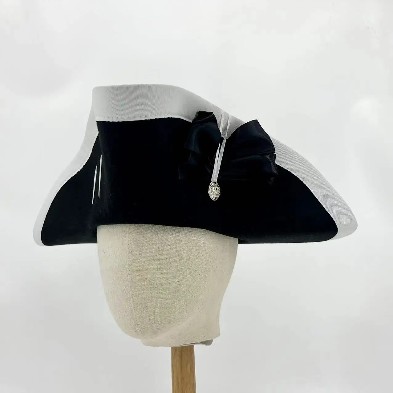 The 18th Century Britain Tricorn Hat Black Cap Vintage Adult Prop Accessories 56cm to 58cm Head Size Halloween Party Props
The 18th Century Britain Tricorn Hat Black Cap Vintage Adult Prop Accessories 56cm to 58cm Head Size Halloween Party Props