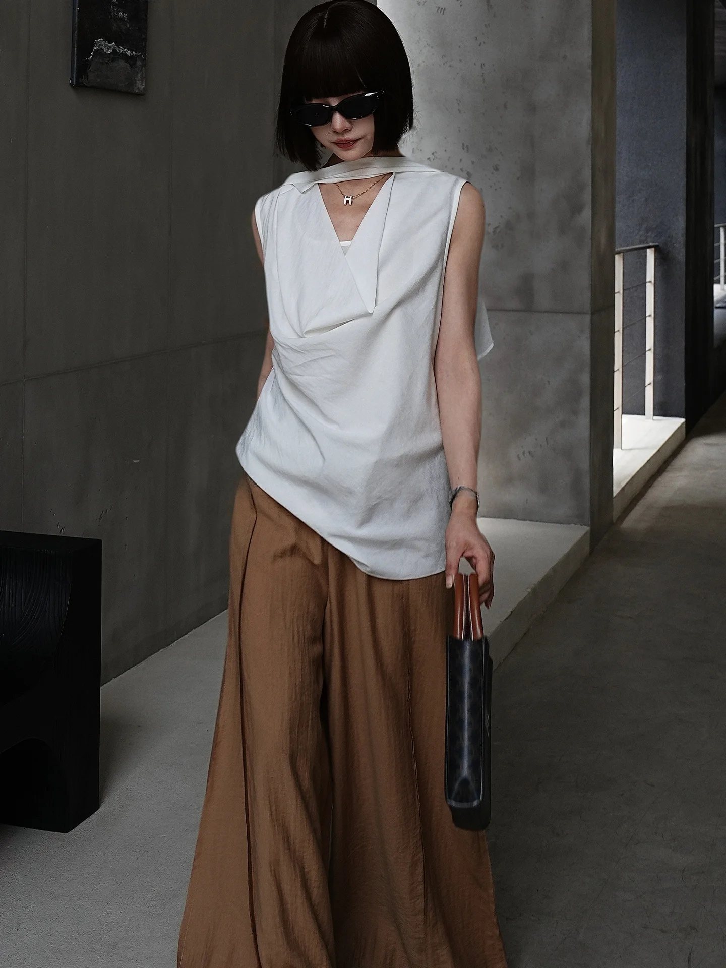 QCEO Women's V-neck Sash Vest Loose Linen Sleeveless Top Fashionable Minimalist Design Summer Outerwear A-line Narrow Strap
QCEO Women's V-neck Sash Vest Loose Linen Sleeveless Top Fashionable Minimalist Design Summer Outerwear A-line Narrow Strap