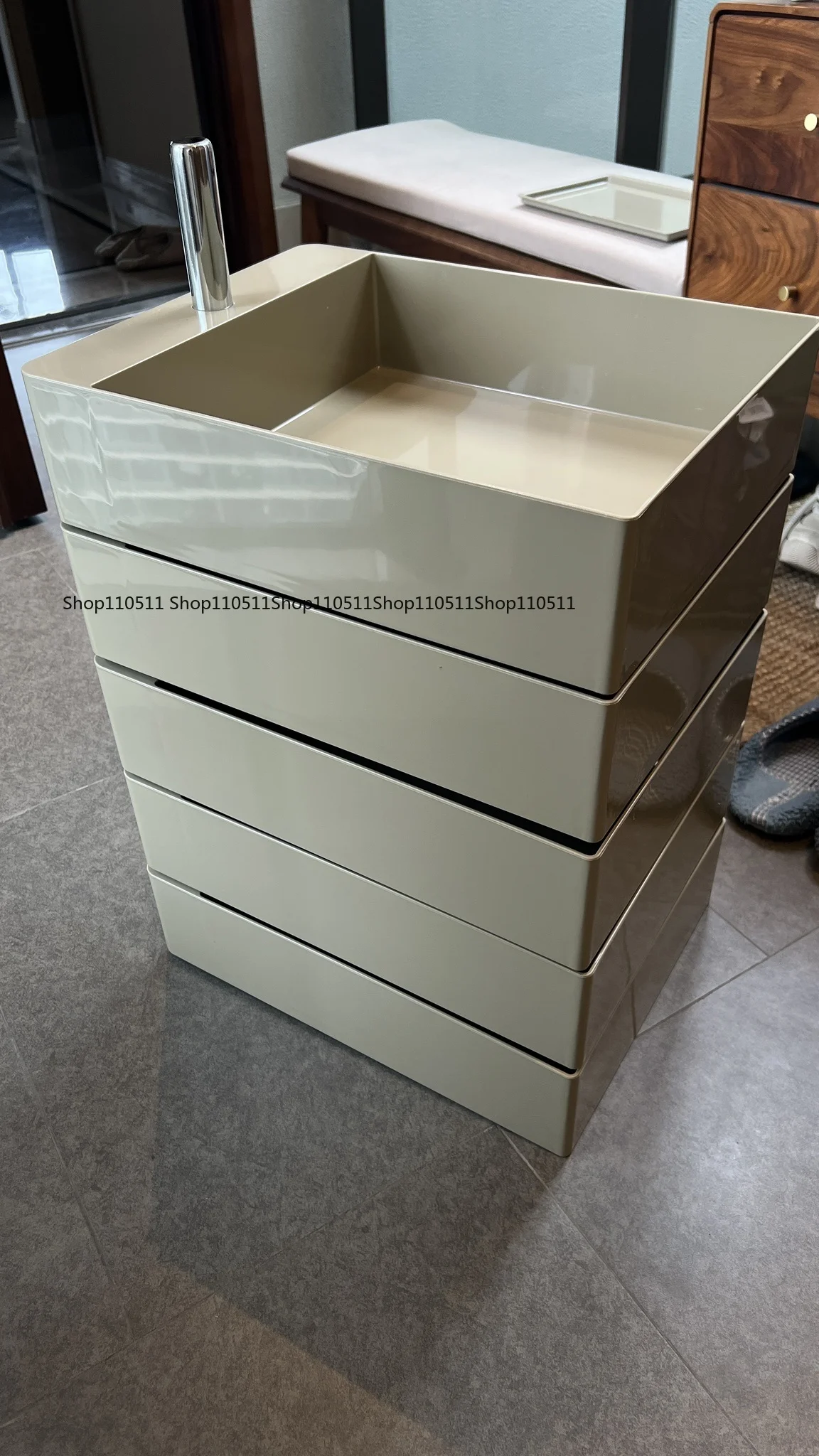 Multifunctional rotating bedside table Mobile snack storage Bedroom bedside table
Multifunctional rotating bedside table Mobile snack storage Bedroom bedside table