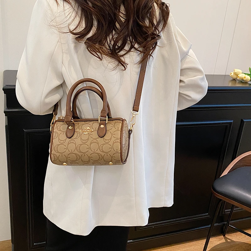 Elegant Shoulder Bag For Women Genuine Leather Messenger Style Luxury Brand Popular Classic Design
Elegant Shoulder Bag For Women Genuine Leather Messenger Style Luxury Brand Popular Classic Design