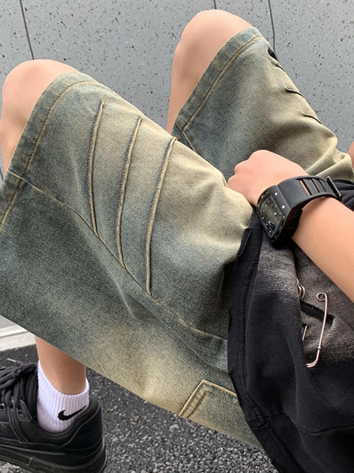 Американские джинсы свободного прямого кроя для мужчин, летние модные молодежные бриджи, повседневные шорты с эффектом прохлады
Американские джинсы свободного прямого кроя для мужчин, летние модные молодежные бриджи, повседневные шорты с эффектом прохлады