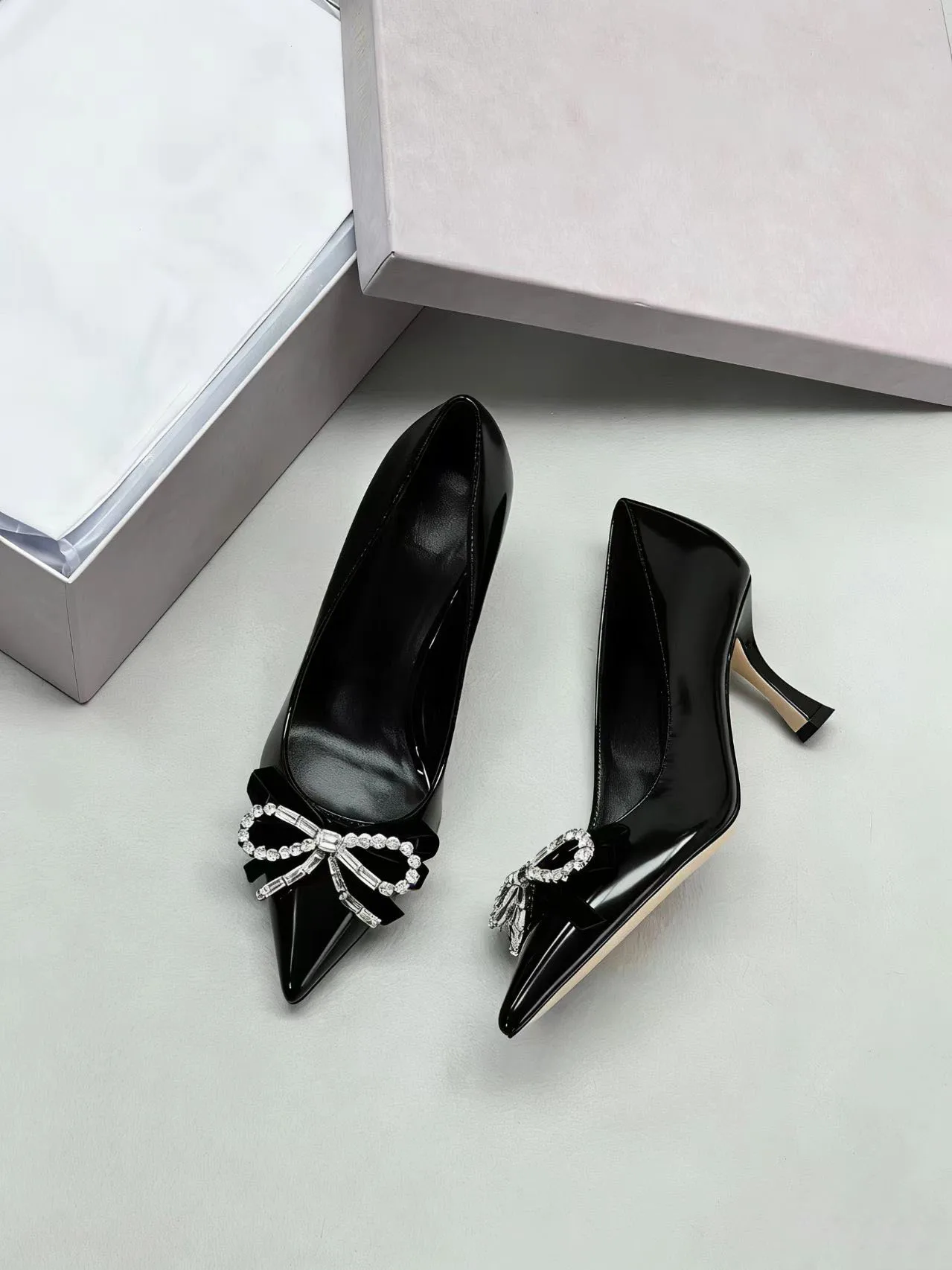 Women Leather Pumps Pointed Toe 70mm Heel Crystal-embellished Bow Shoes
Women Leather Pumps Pointed Toe 70mm Heel Crystal-embellished Bow Shoes