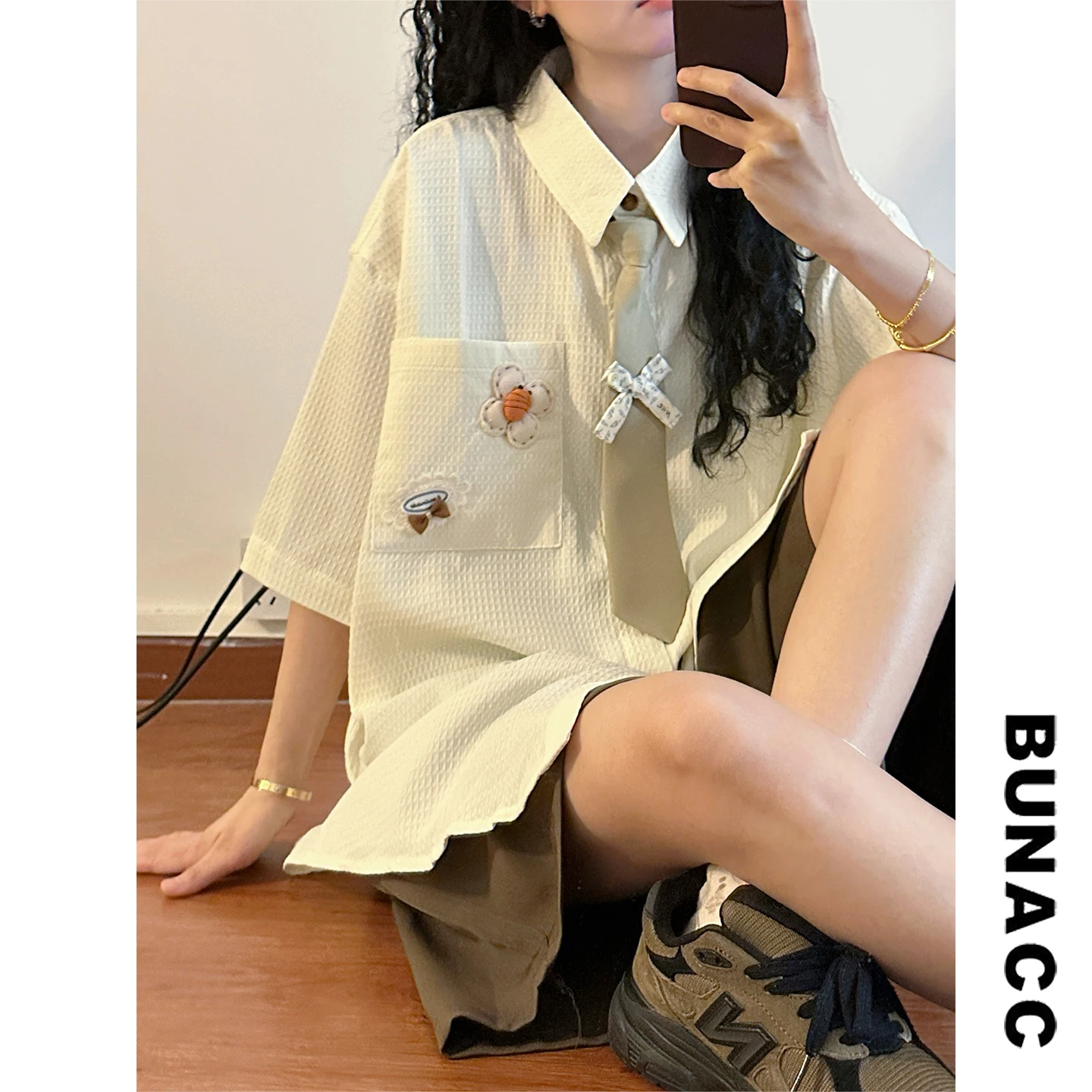 Рубашка с короткими рукавами в американском студенческом стиле в стиле ретро, женская рубашка свободного кроя с вышивкой, летняя модная молодежная повседневная одежда
Рубашка с короткими рукавами в американском студенческом стиле в стиле ретро, женская рубашка свободного кроя с вышивкой, летняя модная молодежная повседневная одежда