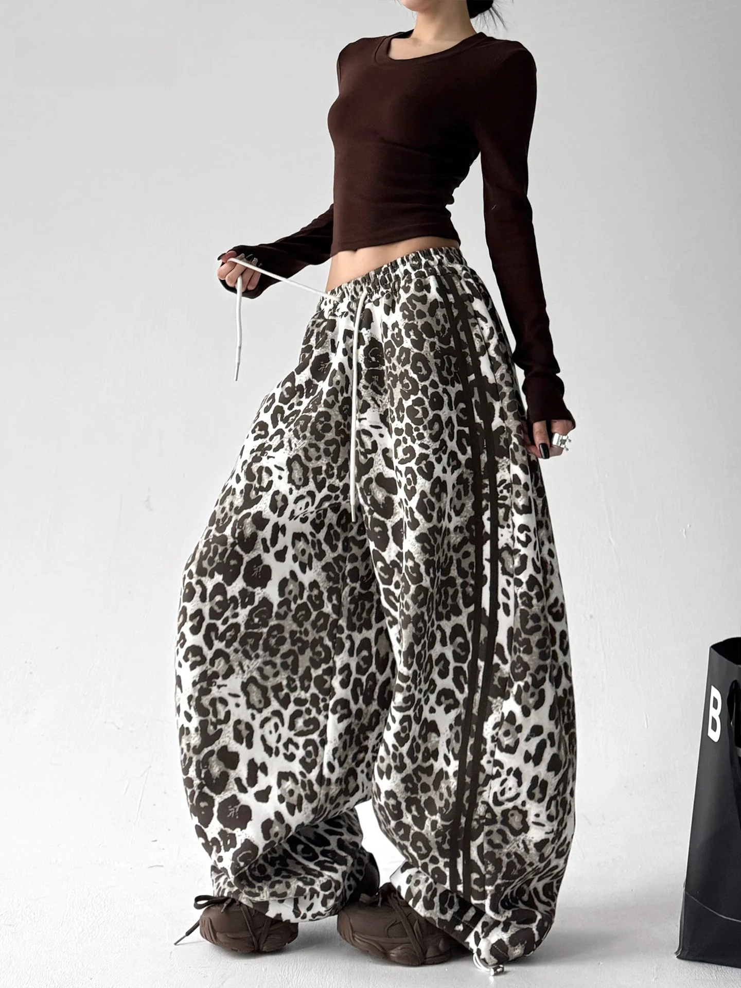 Ретро-брюки в американском стиле с леопардовым принтом, женские свободные широкие брюки, длинные брюки для осени, новые уличные повседневные брюки в стиле панк
Ретро-брюки в американском стиле с леопардовым принтом, женские свободные широкие брюки, длинные брюки для осени, новые уличные повседневные брюки в стиле панк