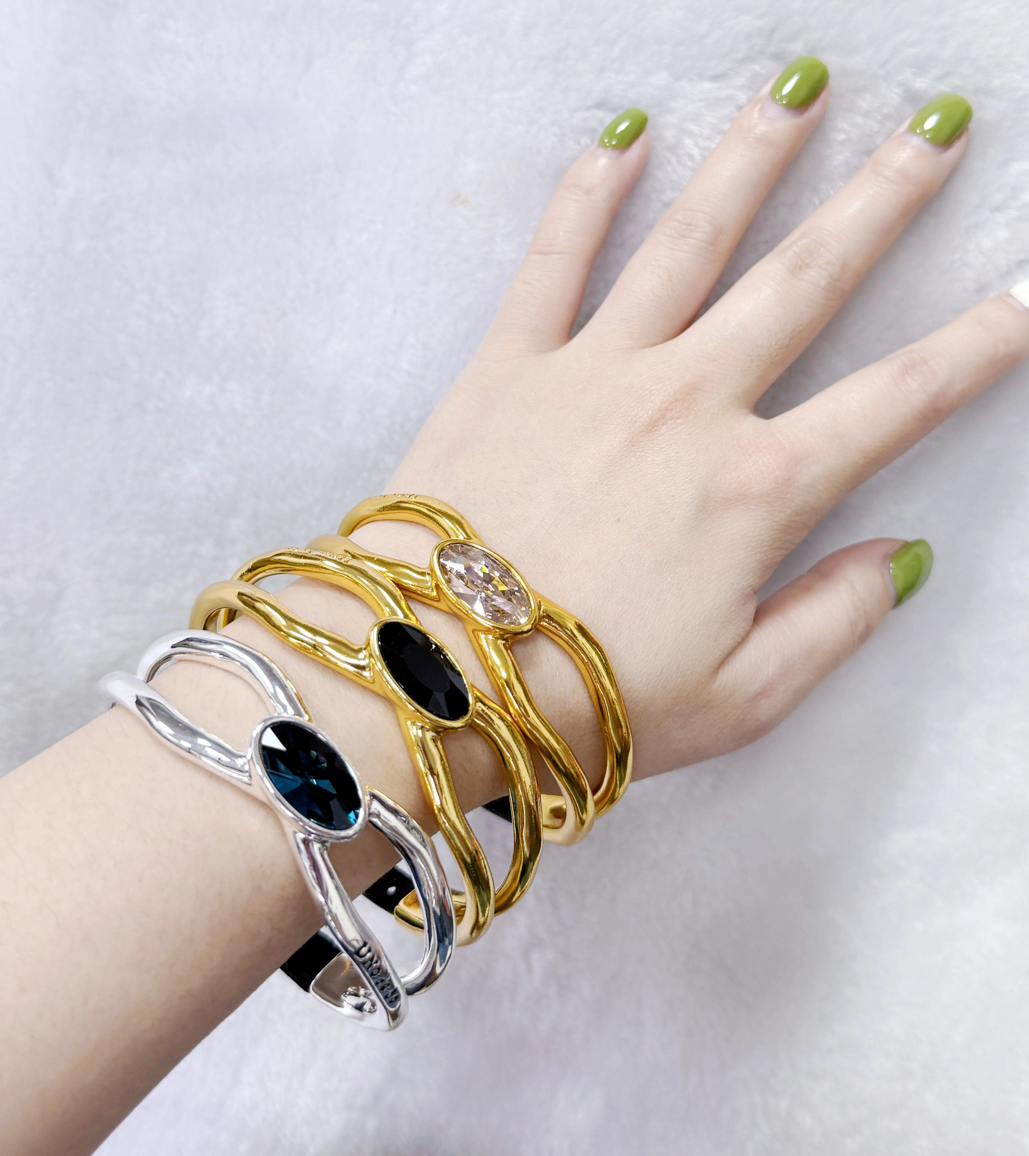 New hot selling European and American fashion trend exquisite bracelet women's romantic high-end jewelry gift bag
New hot selling European and American fashion trend exquisite bracelet women's romantic high-end jewelry gift bag