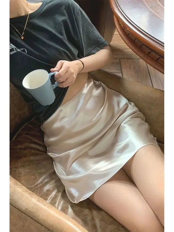 Gagarich High-end Satin Bread Buttocks Skirt Women 2025 Summer New High Waist Small Stature Pearl Slimming A-line Short
Gagarich High-end Satin Bread Buttocks Skirt Women 2025 Summer New High Waist Small Stature Pearl Slimming A-line Short