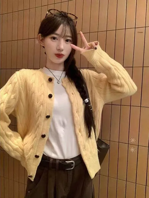 Американский витой вязаный свитер в стиле ретро, женский осенне-зимний новый мягкий верхняя одежда, кардиган, топ из полиэфирного волокна
Американский витой вязаный свитер в стиле ретро, женский осенне-зимний новый мягкий верхняя одежда, кардиган, топ из полиэфирного волокна