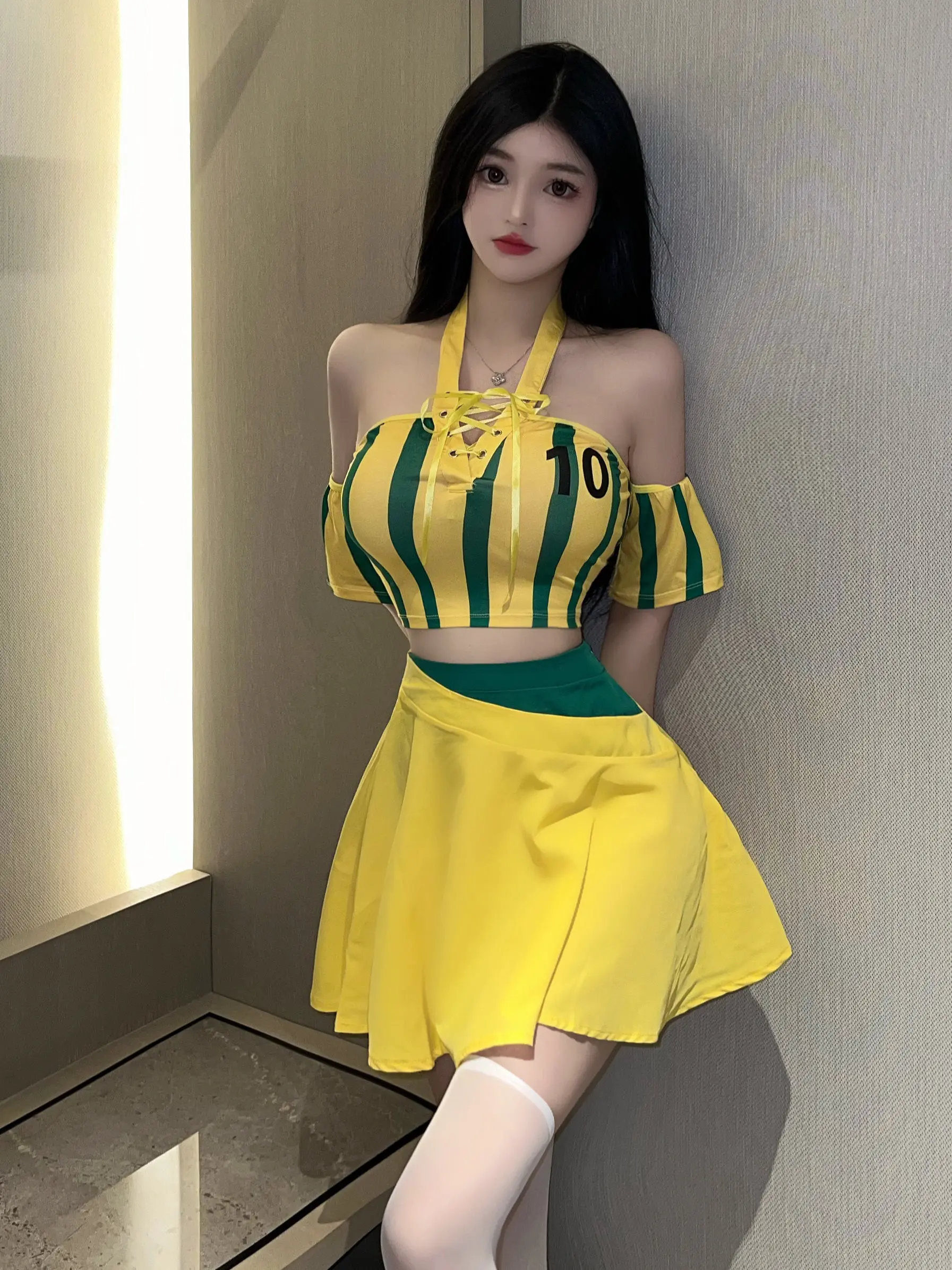 Fashionable Football Girl Uniform Set with One-Shoulder Short Top And A-Line Skirt for Broadcasters And Influencers
Fashionable Football Girl Uniform Set with One-Shoulder Short Top And A-Line Skirt for Broadcasters And Influencers