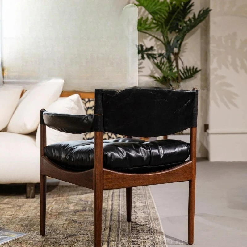 The soul seat of a Nordic cafe | Danish designer's antique single chair, the "third space" comfort philosophy of solid wood leat
The soul seat of a Nordic cafe | Danish designer's antique single chair, the "third space" comfort philosophy of solid wood leat